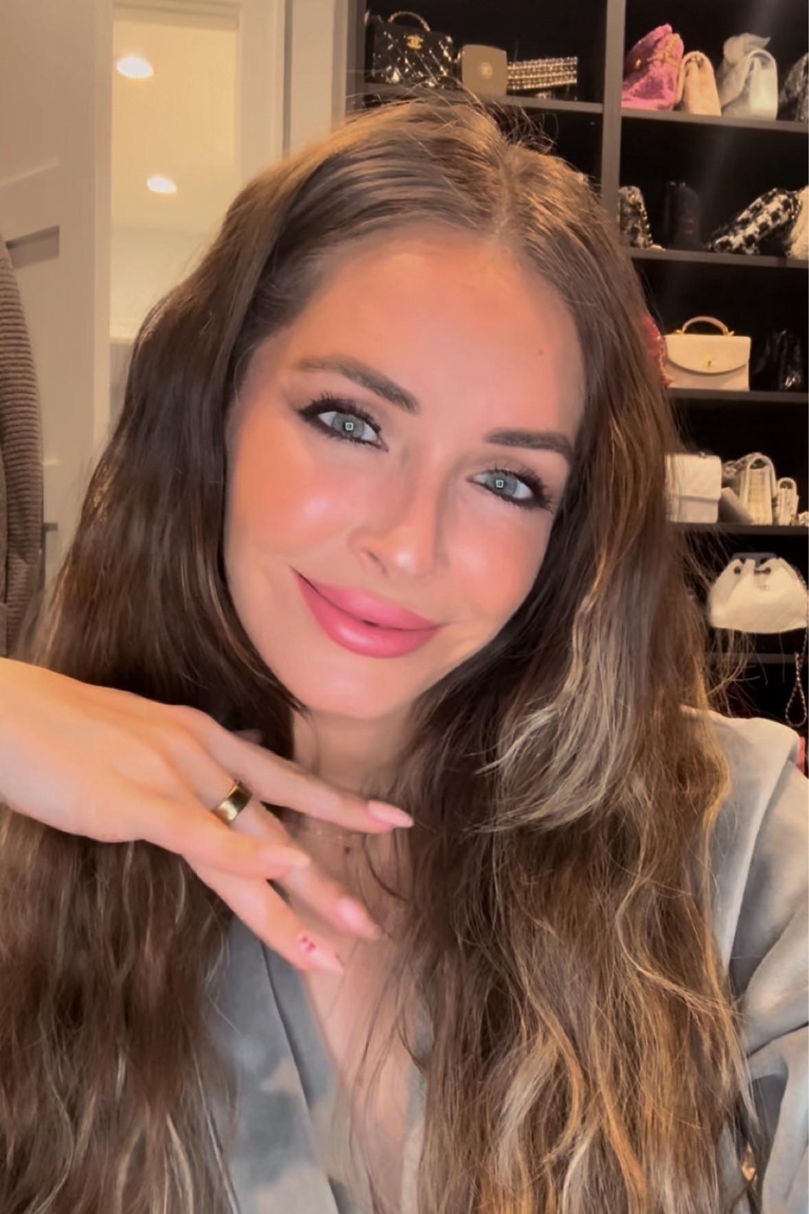 This makeup look! 
Foundation Dior 4wo
Concealer nars in madeleine 
Blush true rose 
Highlight benefit cookie 
Contour biscuit 
Bronzer maybelline city 
Mascara Lancôme primer
With maybelline waterproof 
Lip liner lawless rosewood
Lip gloss ysl 611 
Eye brow pencil 
Setting powder and spray  charlotte tilbury 
Eyeliner tootsie urban decay 

#LTKBeauty
