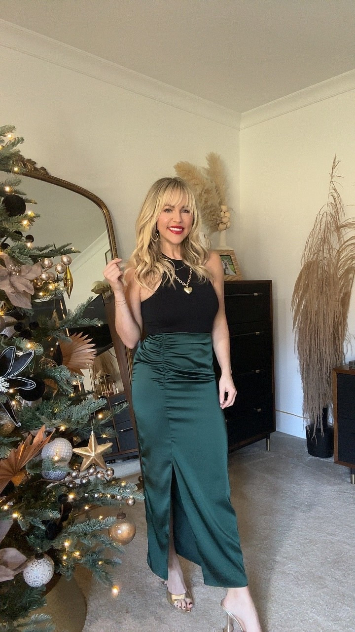 Classy… but with a little leg moment 💚

This green satin maxi skirt understood the assignment, especially with that daring slit. Paired it with a simple black tank that hits perfectly at the collarbone because sometimes less really is more. Effortless, elevated, and ready for date night, cocktails, or that “I don’t try but look amazing” energy.

Linked everything you see. Go add this combo to your closet rotation. 

#vici #styletip #datenightlook 

#LTKootd #LTKFindsUnder100 #LTKgrwm