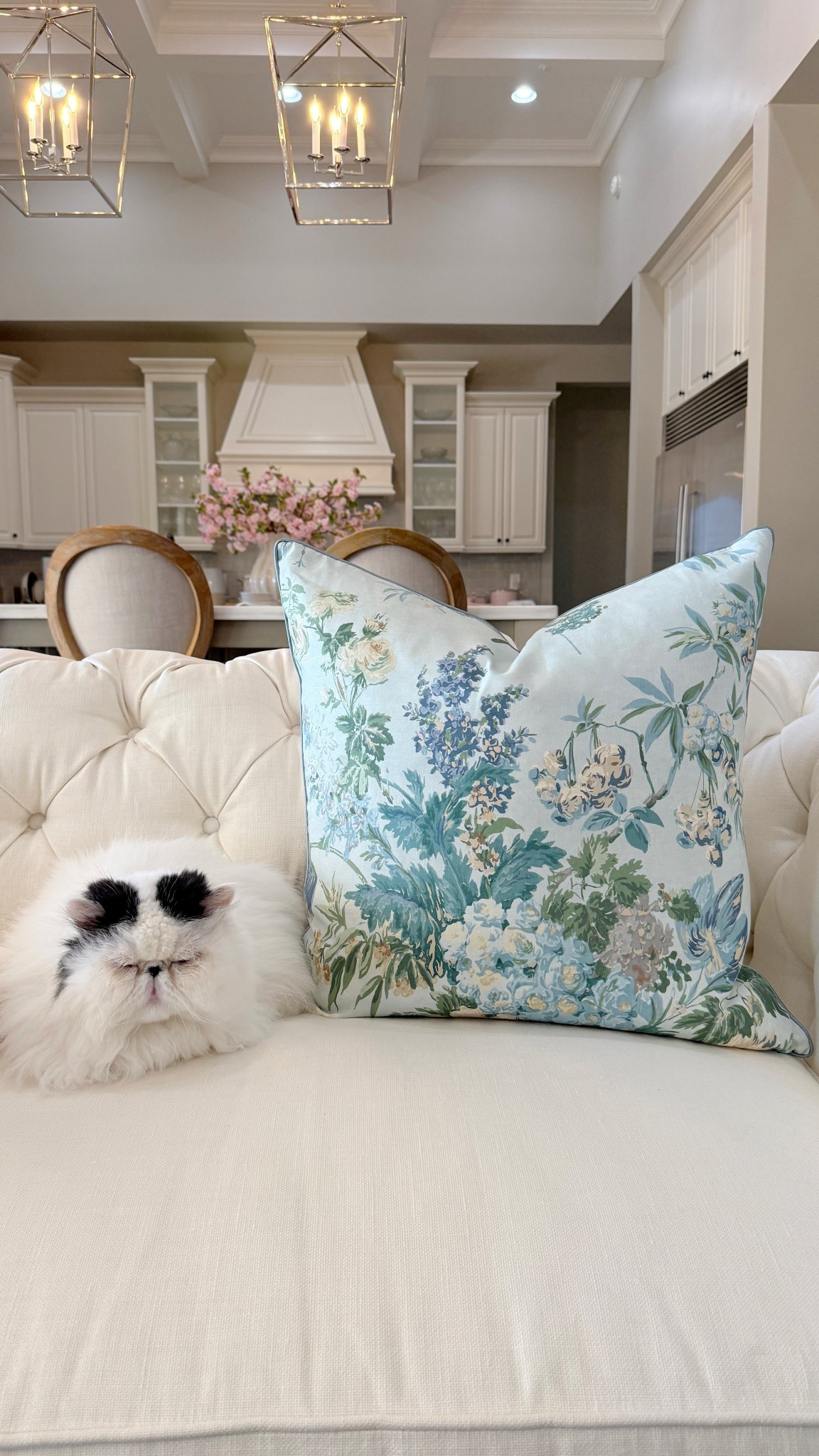 The prettiest blue chinoiserie pillows! Perfect for your spring home decor! 

#LTKHome #LTKSeasonal