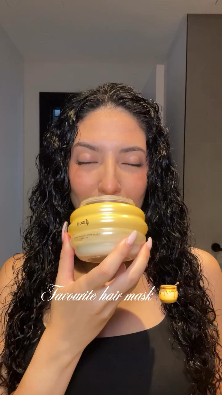 Favourite hair mask ever @gisou 🍯 

#gisou #hair #curlyhair