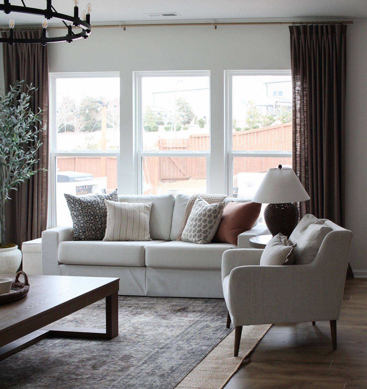 We’ve got some major changes happening to this space soon and I can’t wait to share 🤎

#livingroomideas #livingroominspo #livingroomstyle #livingroomdesign #livingroomfurniture #livingroomrug #livingroomdecor #livingroomdecorideas