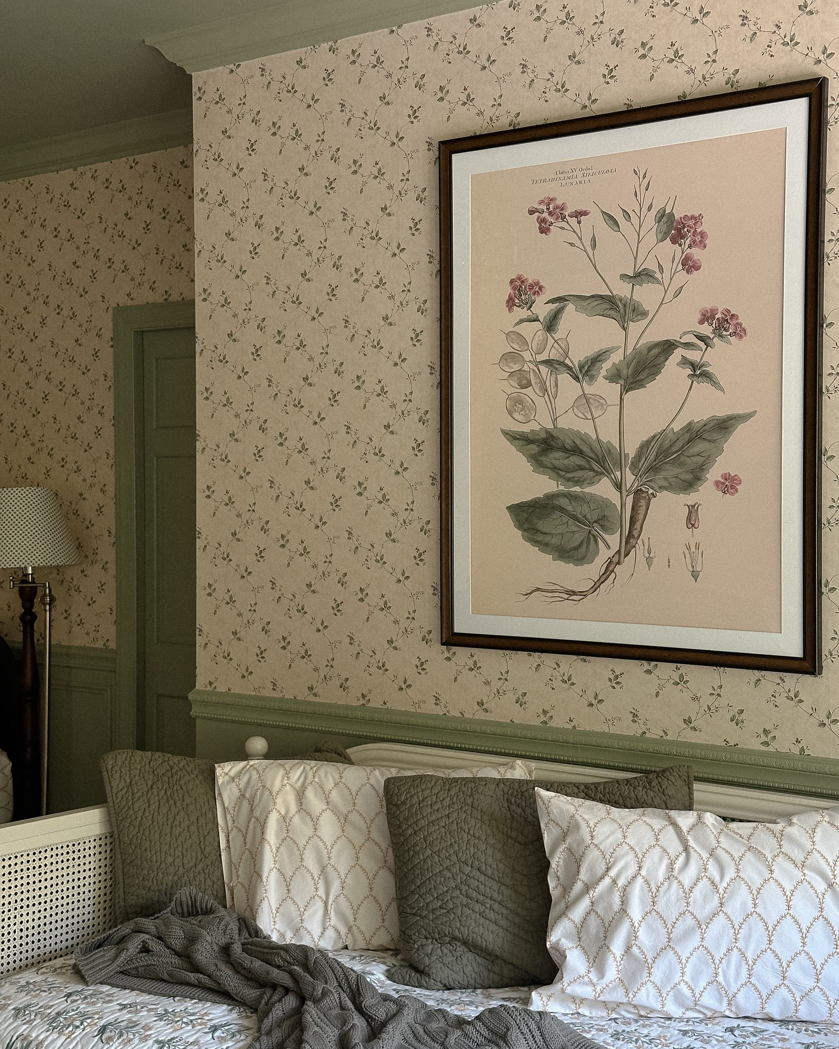 Guest bedroom daybed with art

#LTKHome #LTKSaleAlert