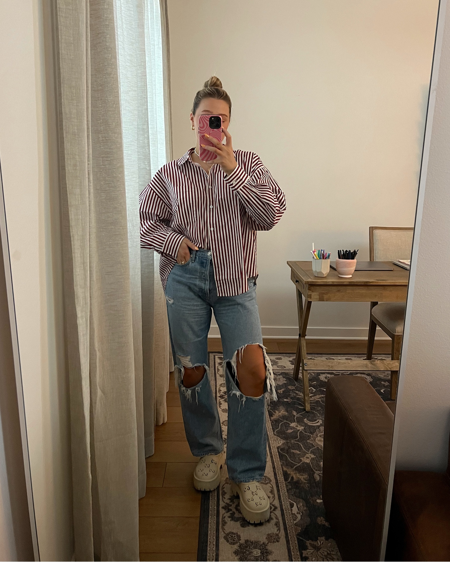 Shirt: size M
Jeans: size 29 but they run loose!
Gucci clogs tts
