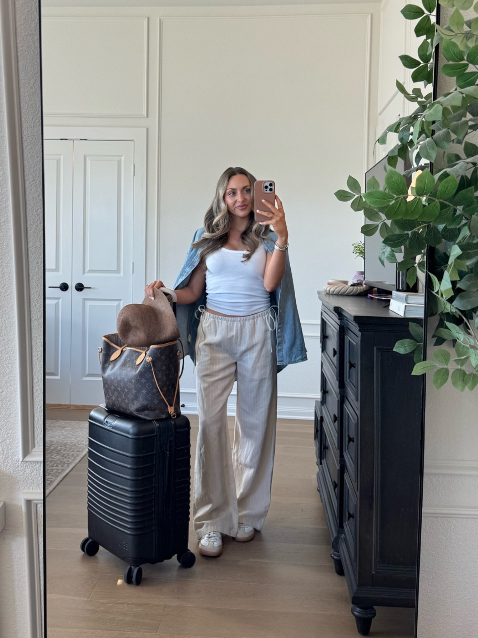 Travel ootd✈️ off to Carmel by the Sea, CA! 

Wearing xs in tank and pants, xxs in denim shirt

#LTKootd