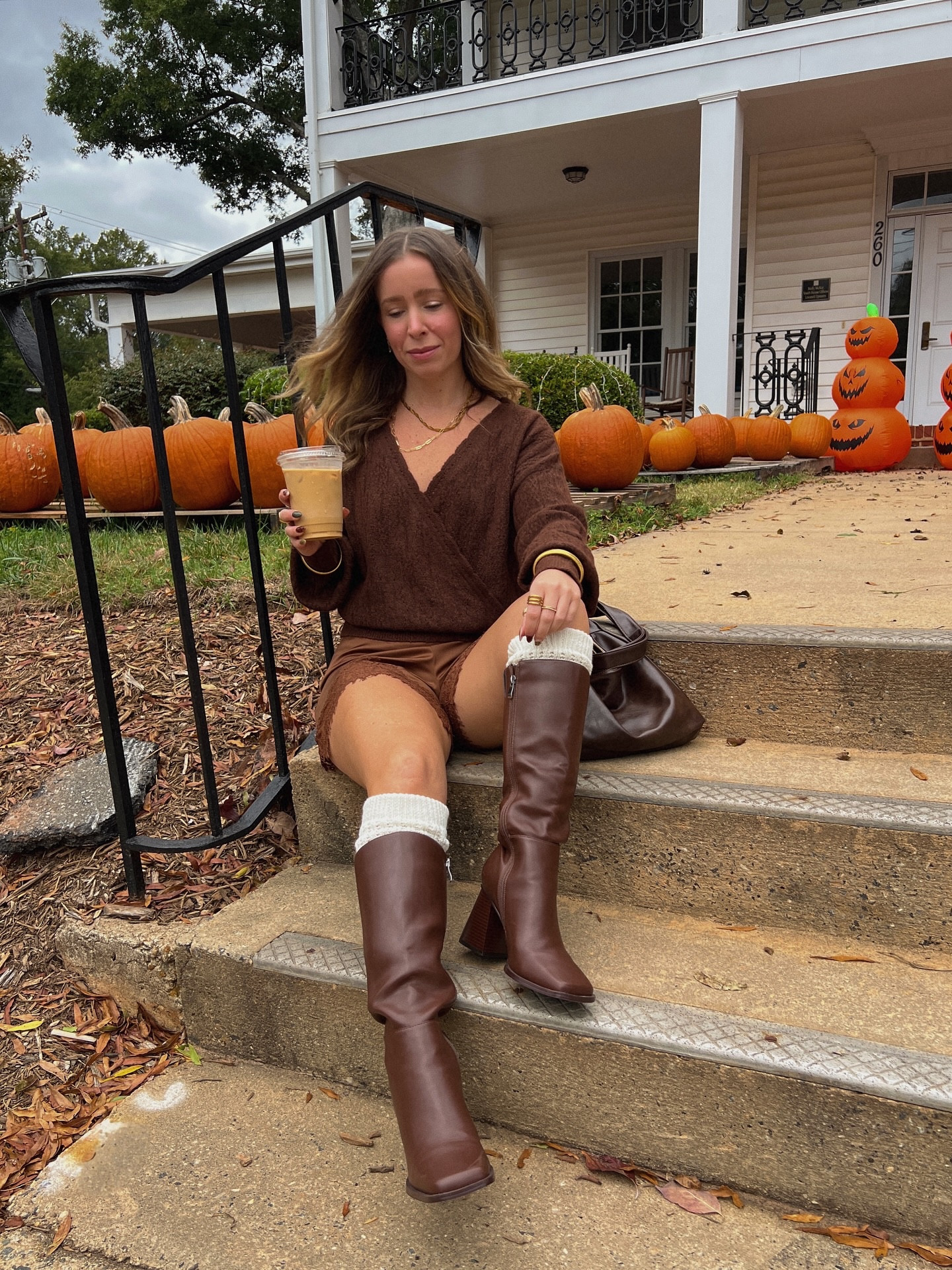 What’s better than a coffee, a cute outfit and a pumpkin patch? 🎃🧸🍂☕️

#fallvibes #pumpkinpatch #fallphotoshoot #fallfashion Pumpkin patch photo ideas, fall activities, fall outfit idea, pumpkin patch outfit