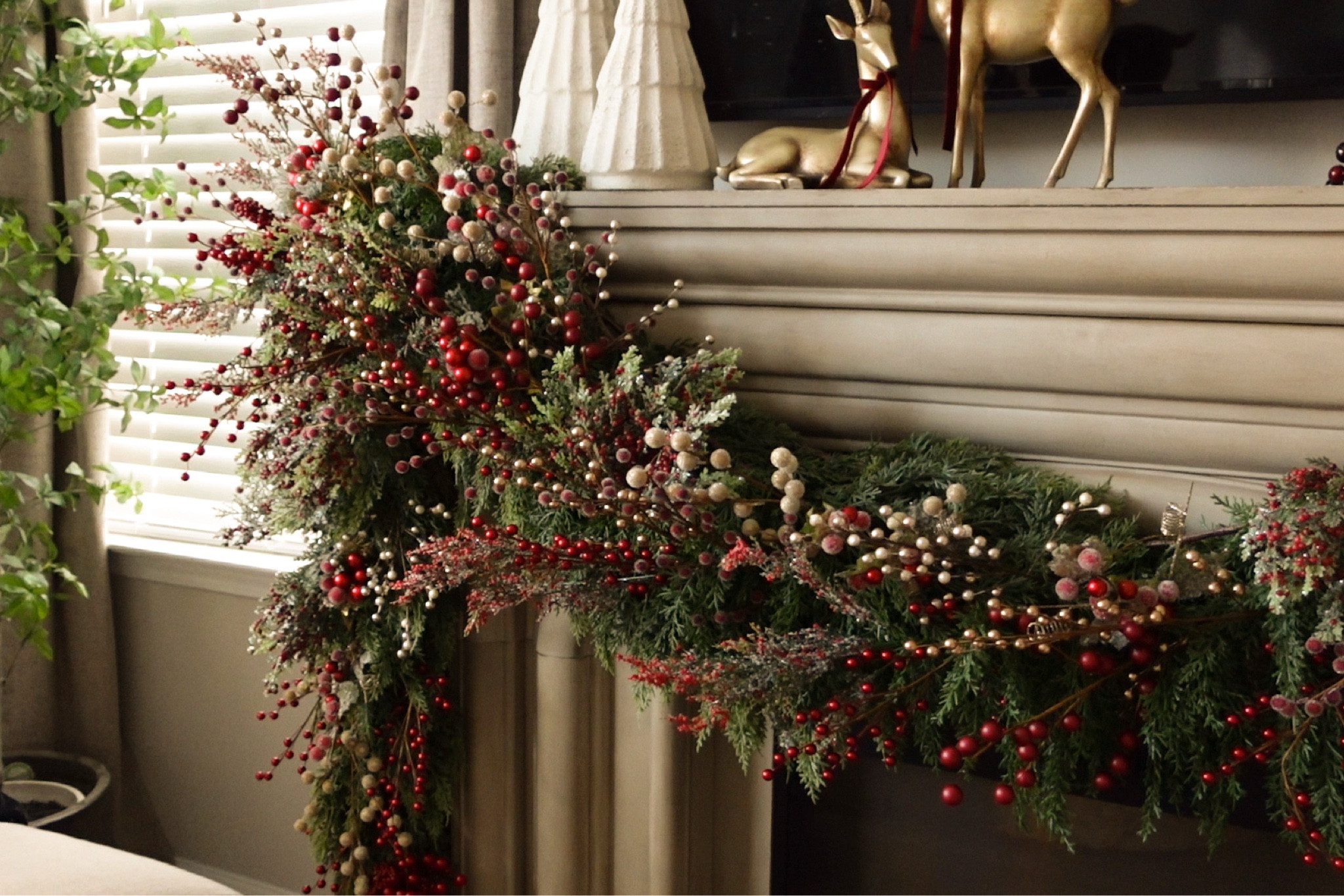 Love the garland this year 🎄✨

#LTKSeasonal #LTKHoliday #LTKHome