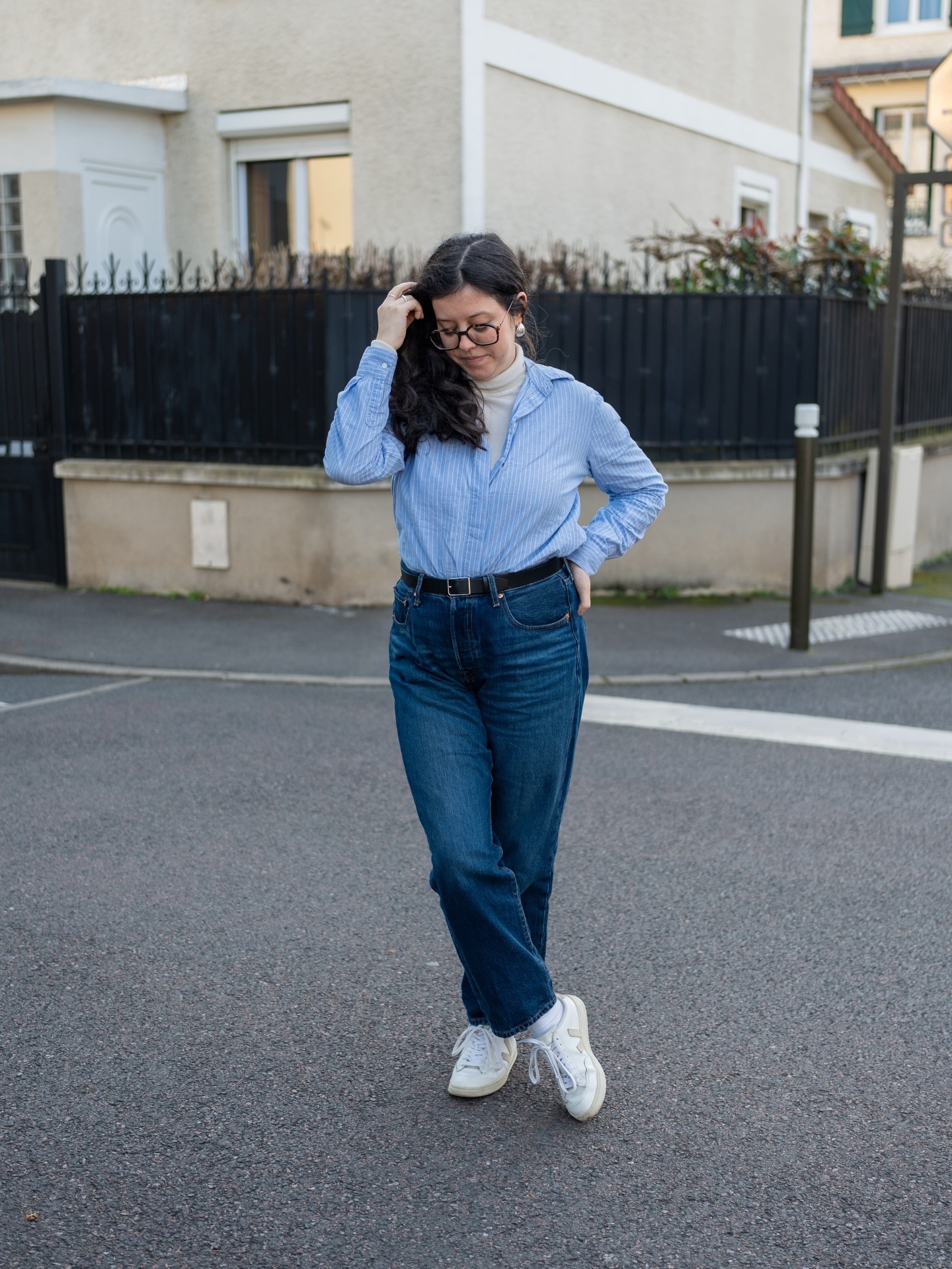 En ce moment, il fait froid le matin, chaud l’après-midi et re-froid le soir. La meilleure façon d’adapter son look à ces variations, c’est de miser sur les superpositions. Une seule couche bien choisie peut complètement transformer une tenue — et surtout la rendre plus fonctionnelle au fil de la journée.

Est-ce que tu penses à superposer tes pièces ou pas du tout ?

#LTKstyletip #LTKmodest #LTKfrance