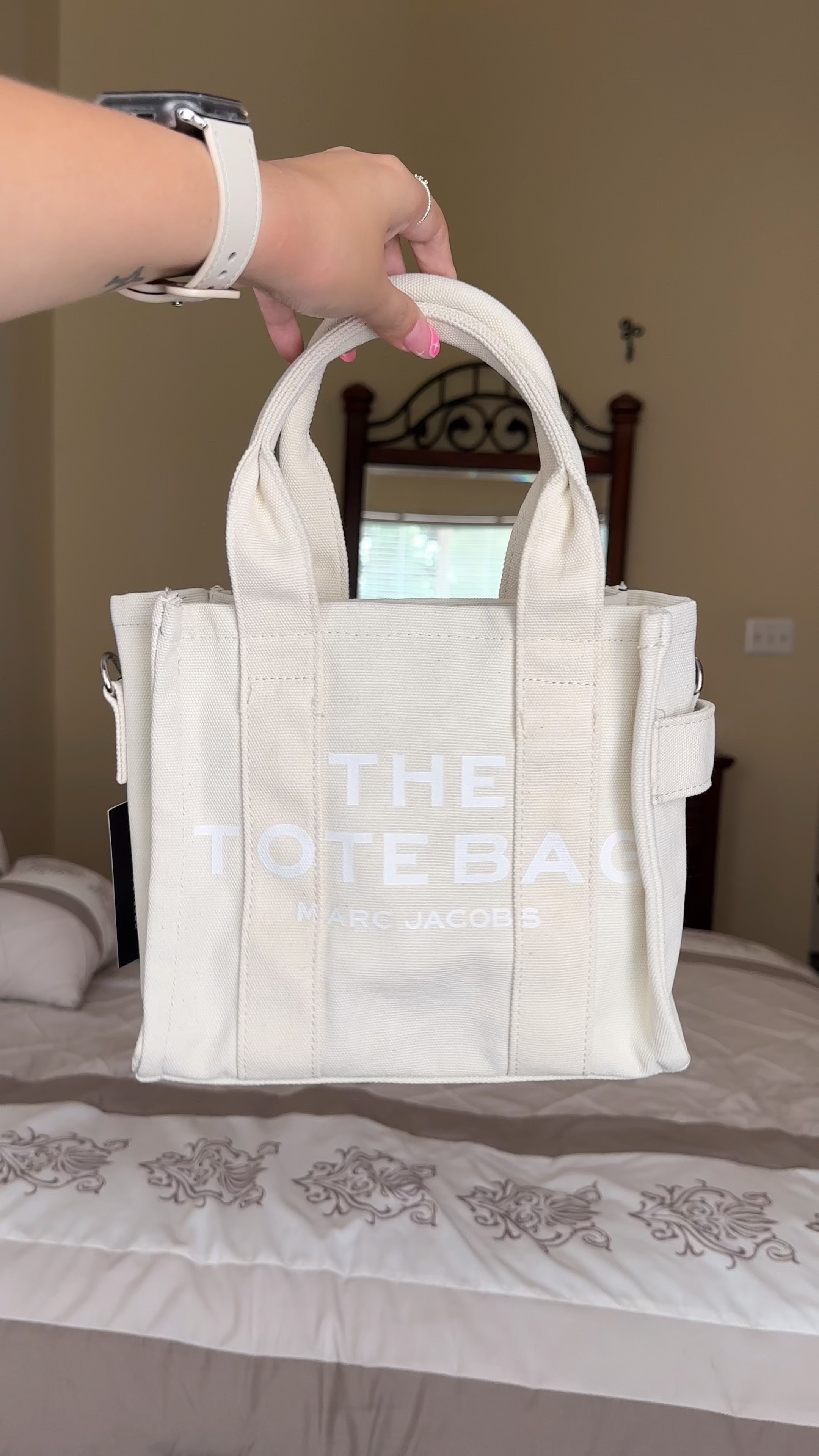 Beige Marc Jacobs tote bag dupe!! Obsessed with it 😍😍 #marcjacobstotebag #marcjacobsdupe #totebagdupe #marcjacobstotebagdupe 