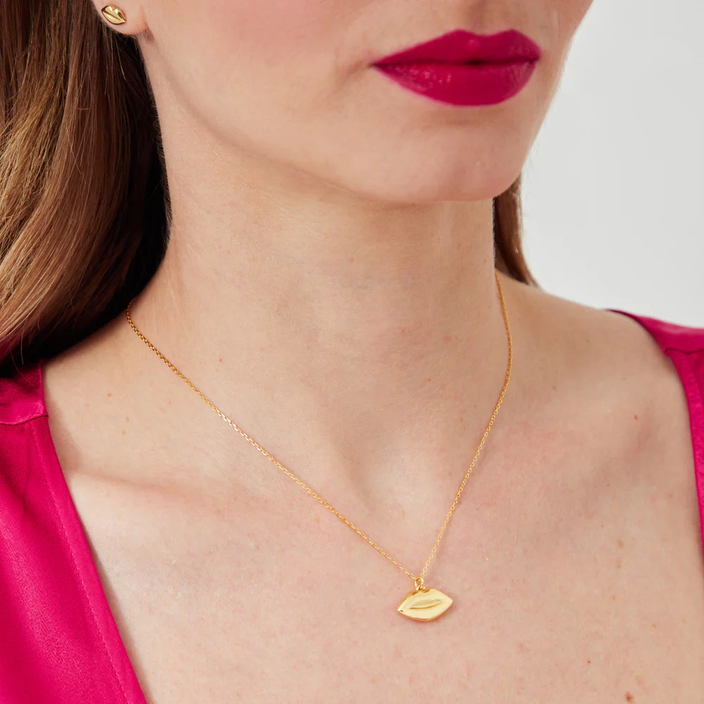 14K GOLD PLATED LUNA LIP PENDANT NECKLACE | Lulu Guinness (UK)