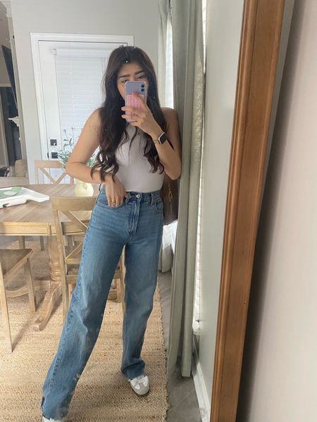 Abercrombie 90’s relaxed jean, so flattering and I love them!!! Wearing a 25/0R 