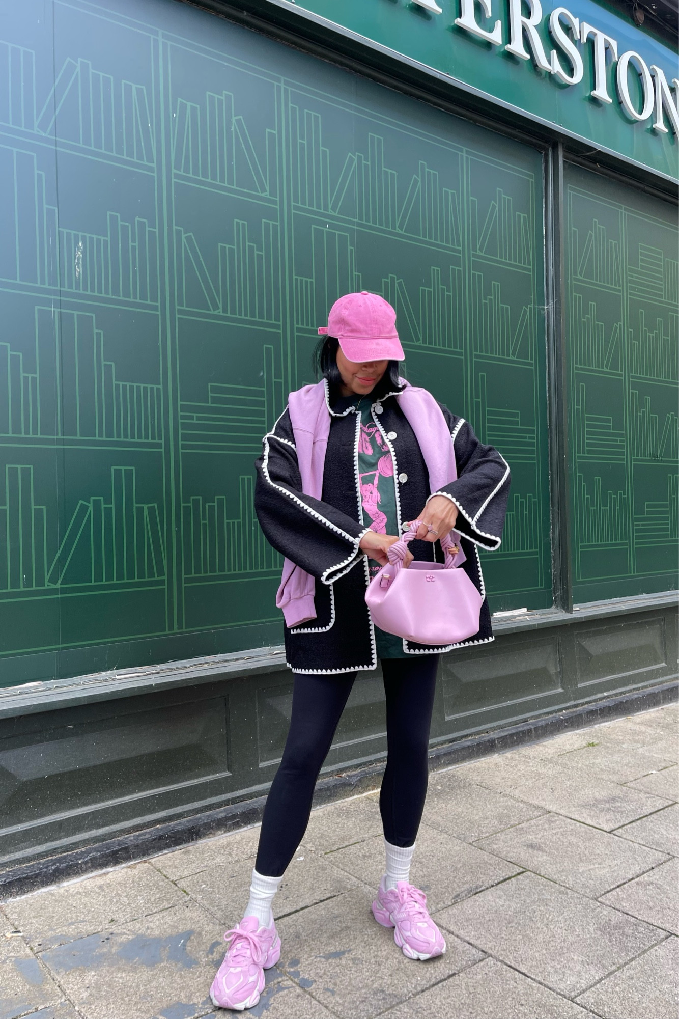Weekend outfit with pink pop accessories 👟🎀🖤