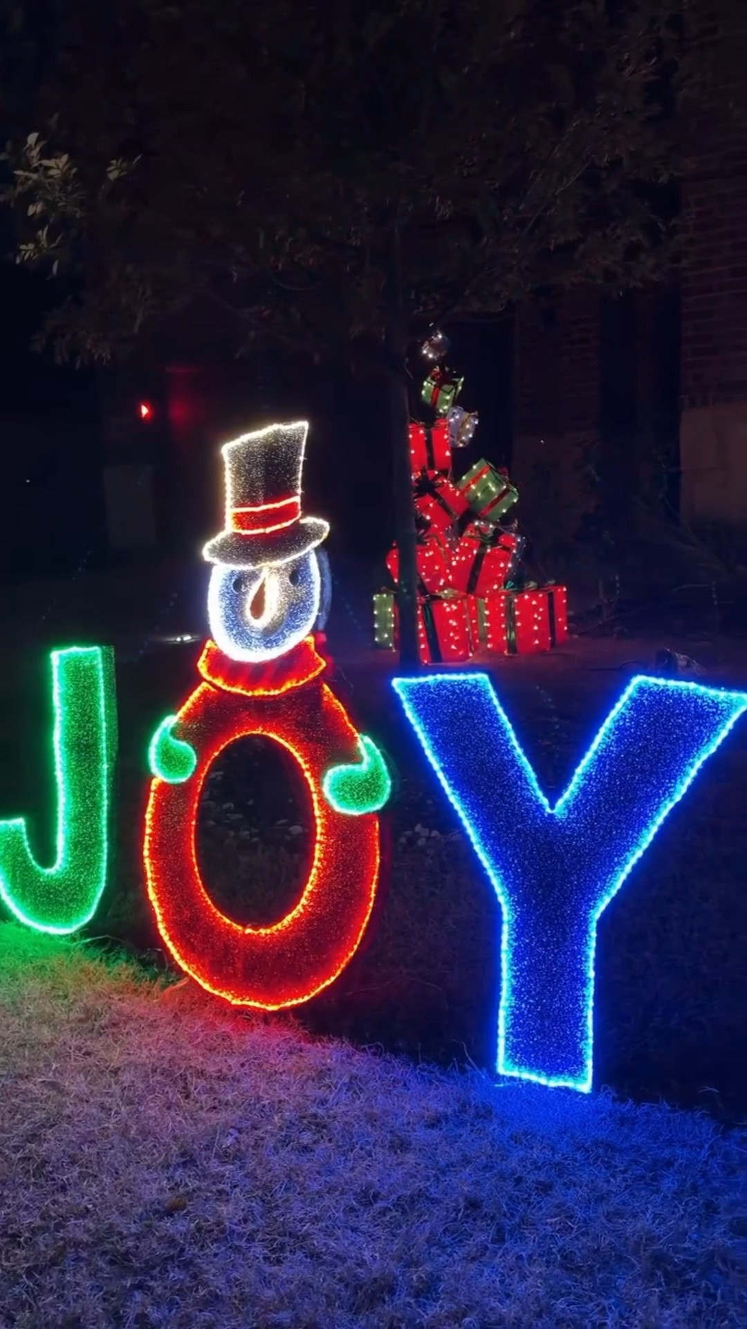 Adding a little outdoor holiday magic with @sunjoylife ✨ 

#sunjoymoment #OutdoorChristmasDecor #HolidayInspo