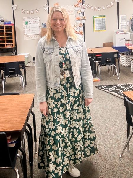 This is the perfect spring dress to wear in the classroom! I also plan to bring this dress with me for my summer vacation! ☀️