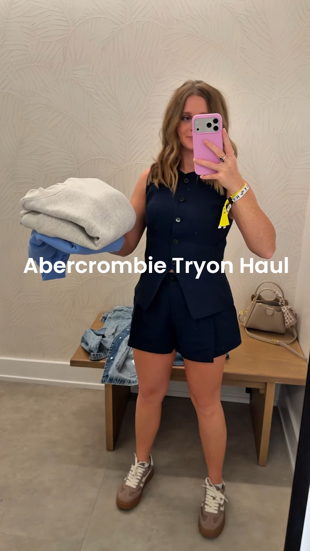 POV: You packed for NYC and somehow Abercrombie understood the assignment. 🍎✨ @abercrombie 

This try-on haul came with me to the Big Apple and every piece earned a spot in my suitcase. From the perfect wide-leg high-rise jeans to the built-in bra tank that makes getting dressed so much easier, these are the effortless basics I’m reaching for on repeat. And don’t even get me started on the mock neck crew sweatshirt—perfect for cool mornings, travel days, and everything in between.

Which piece would you wear first? 🖤

#AbercrombieStyle #NYCOutfits #NYCFashion #TryOnHaul #AbercrombieHaul #WideLegJeans #HighRiseJeans #BuiltInBraTank #MockNeckSweatshirt #TravelOutfits #CapsuleWardrobe #EverydayStyle #CasualChic #FashionReels

#LTKxAbercrombie #LTKootd #LTKSaleAlert