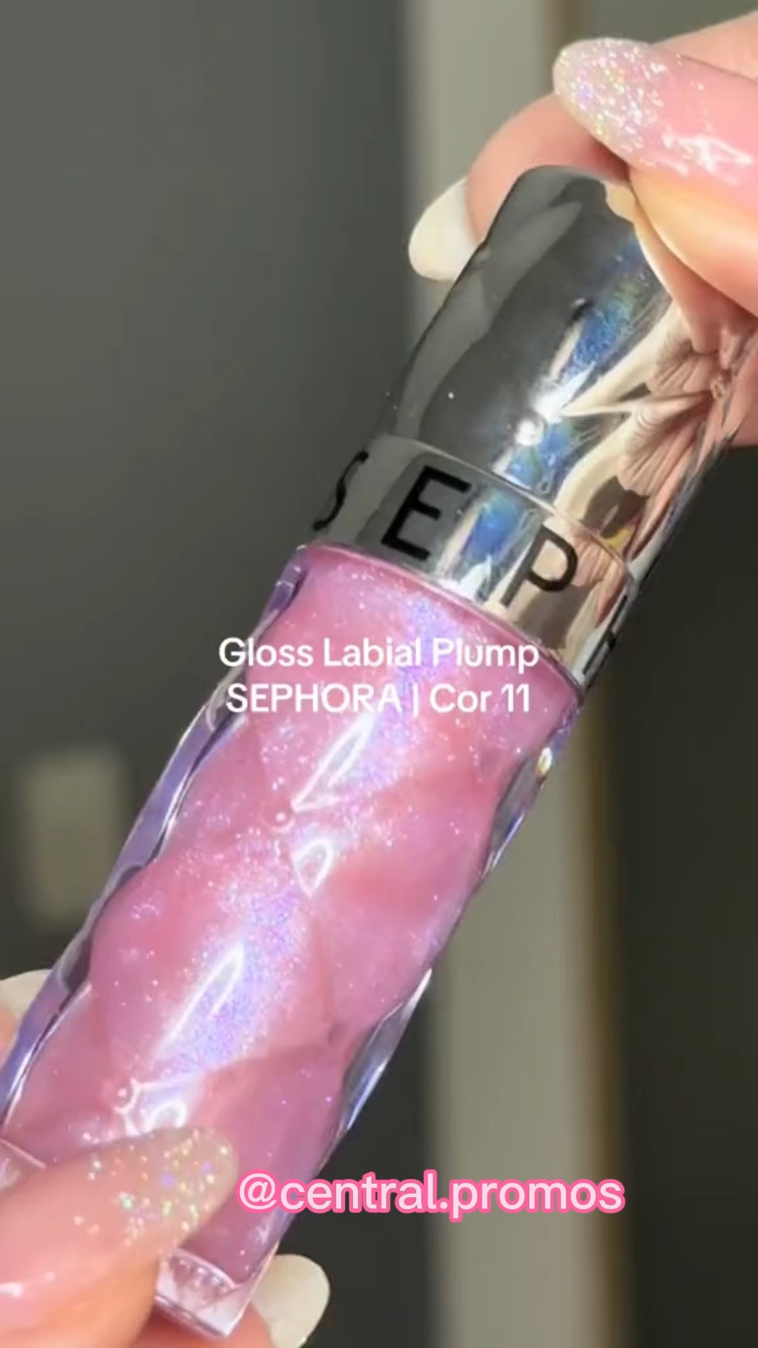 O Gloss Labial Sephora Collection Outrageous Plump na cor 11, Starstruck Pink, promete lábios mais volumosos e brilhantes, além de ser bem confortável de usar. 
A fórmula contém ingredientes que dão um "boost" de volume aos lábios logo após a aplicação. Com óleos de girassol, gengibre e hortelã-pimenta, a fórmula ajuda a manter os lábios hidratados por até 12 horas.
A cor 11 Starstruck Pink é um rosa cintilante delicado, que realça a cor natural dos lábios. A textura é leve e confortável, ótima para usar no dia a dia.
É uma boa relação custo-benefício, considerando o preço e a qualidade do produto.


#LTKbrasil