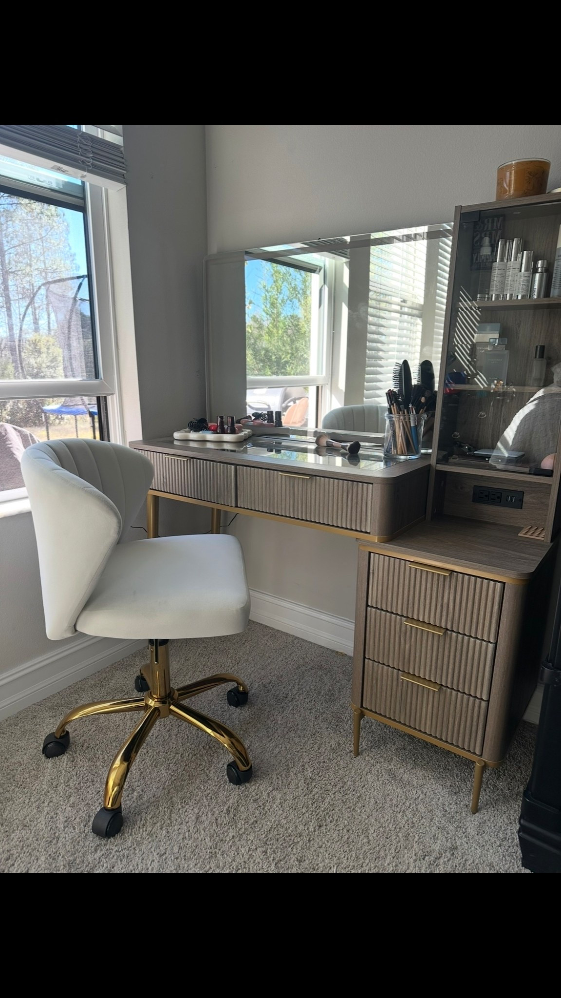 My viral makeup desk is on sale !! 

#LTKHome #LTKBeauty #LTKdayinmylife