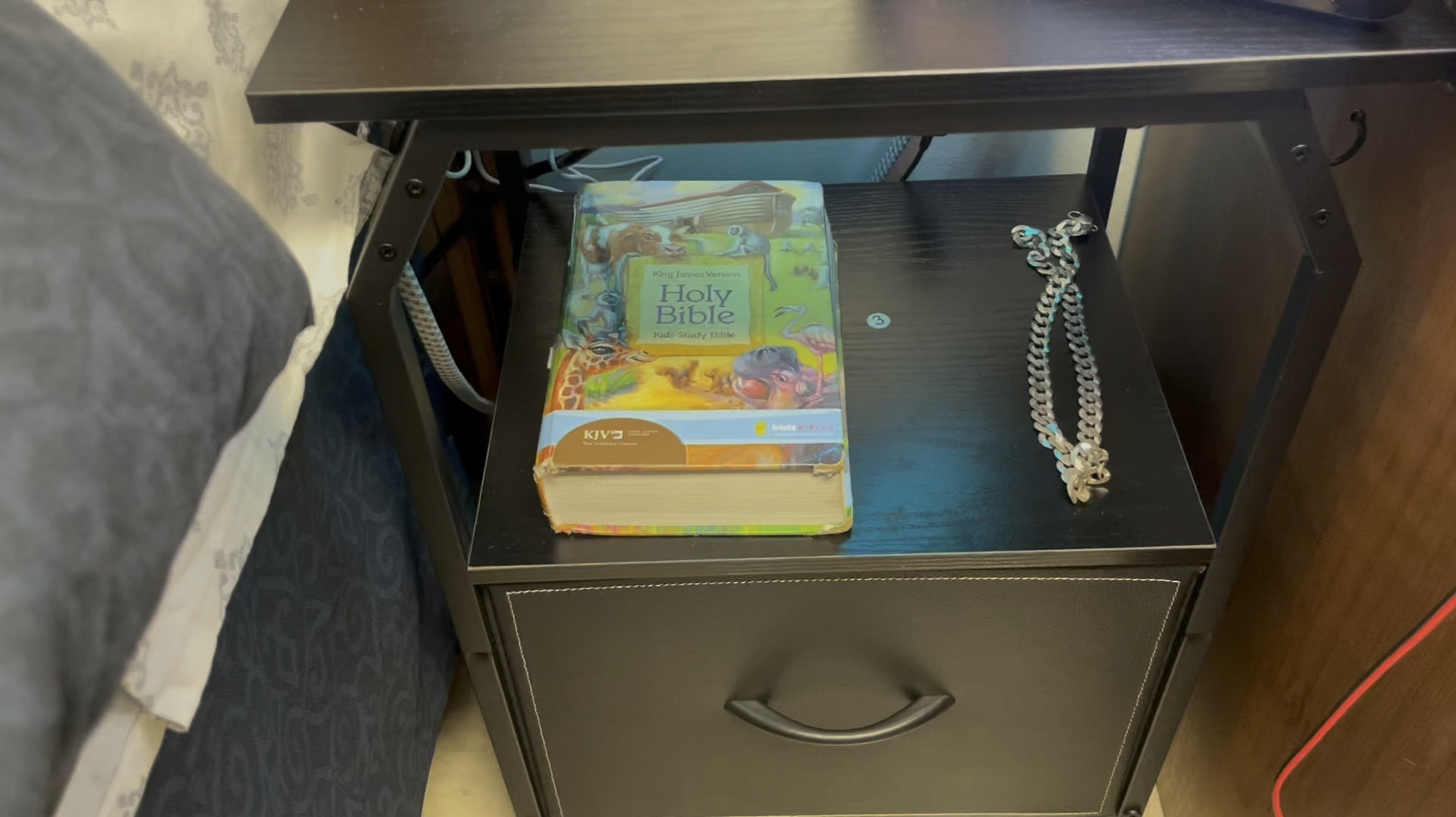 This nightstand fits great in small spaces #collegelife #dormlife

#LTKVideo #LTKFindsUnder100 #LTKBacktoSchool