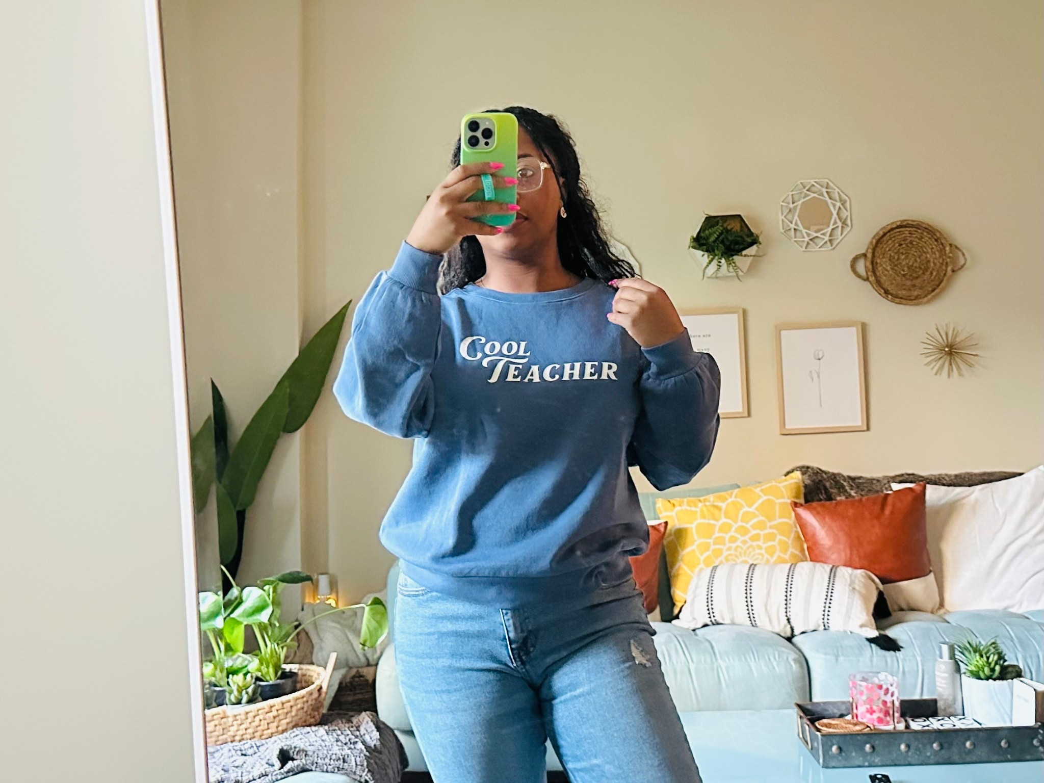 Cool teachers sweatshirt #backtoschool #teacheroutfits