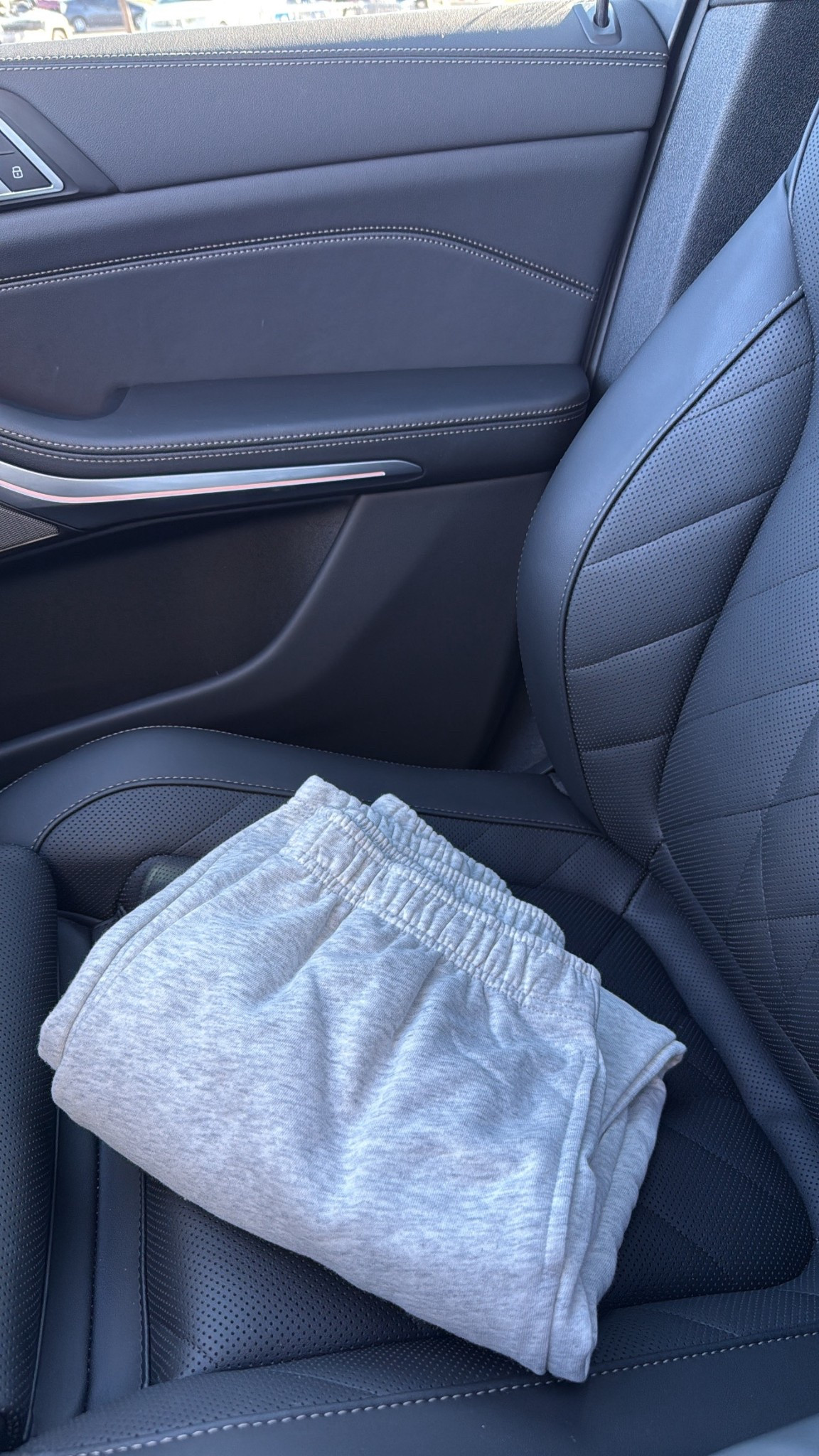 The cutest Heather grey staple sweatpants for fall from Walmart for $10!