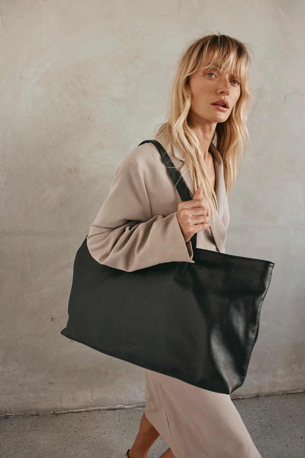 Mia XL Black Leather East West Slouchy Tote | VESTIRSI