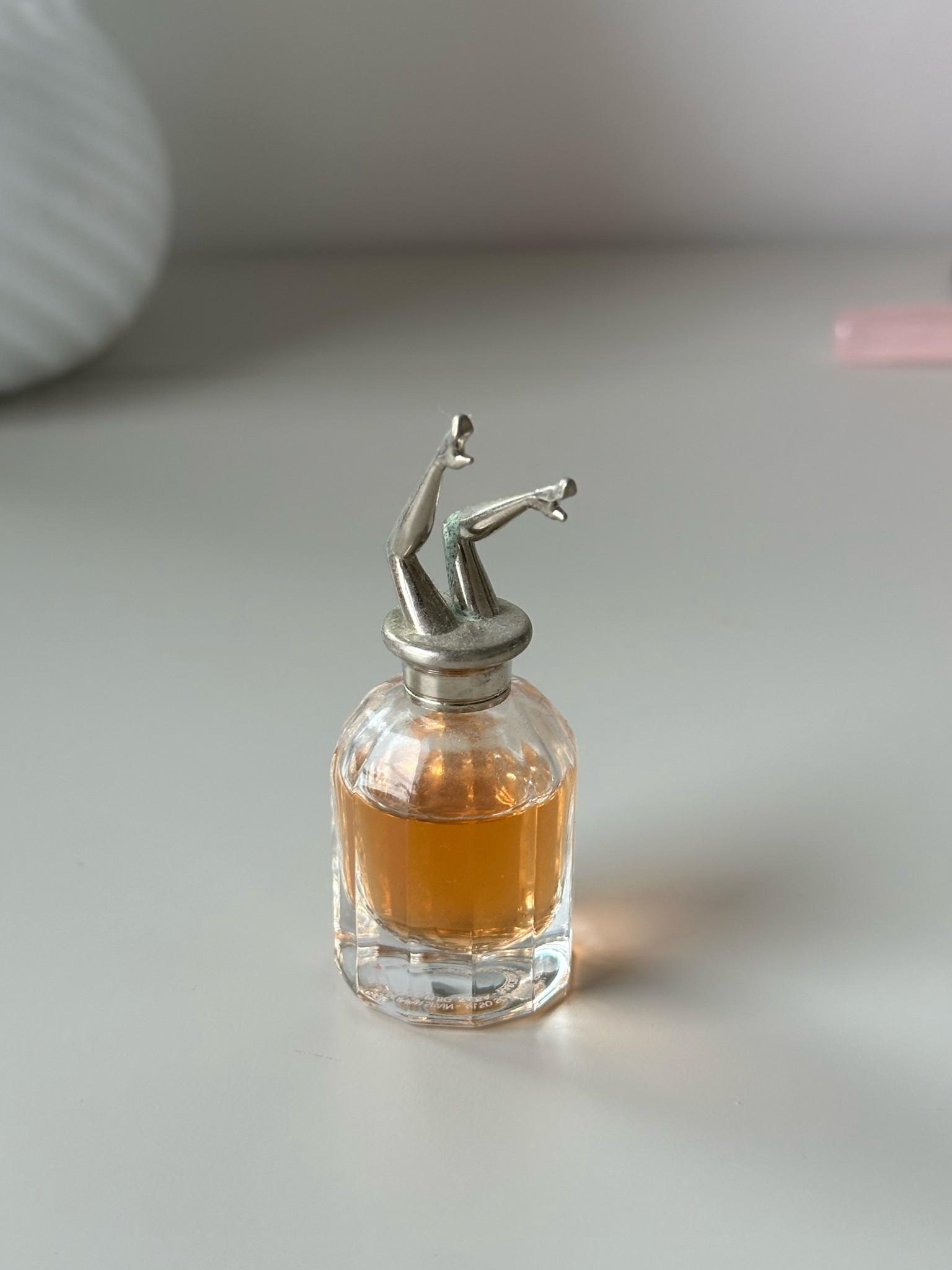 Em Scandal Eau de Parfum, Gaultier captura a essência vibrante da capital francesa, celebrando uma feminilidade tão elegante quanto festiva e tão autoconfiante quanto sexy.

Assim como Paris é um palco para momentos ousados, Scandal brinda a feminilidade dessa cidade que inspira paixão e liberdade. A fragrância é uma viagem pelos bairros efervescentes da Cidade Luz, em que cada esquina é um convite para explorar esse universo único que somente a capital francesa possui.