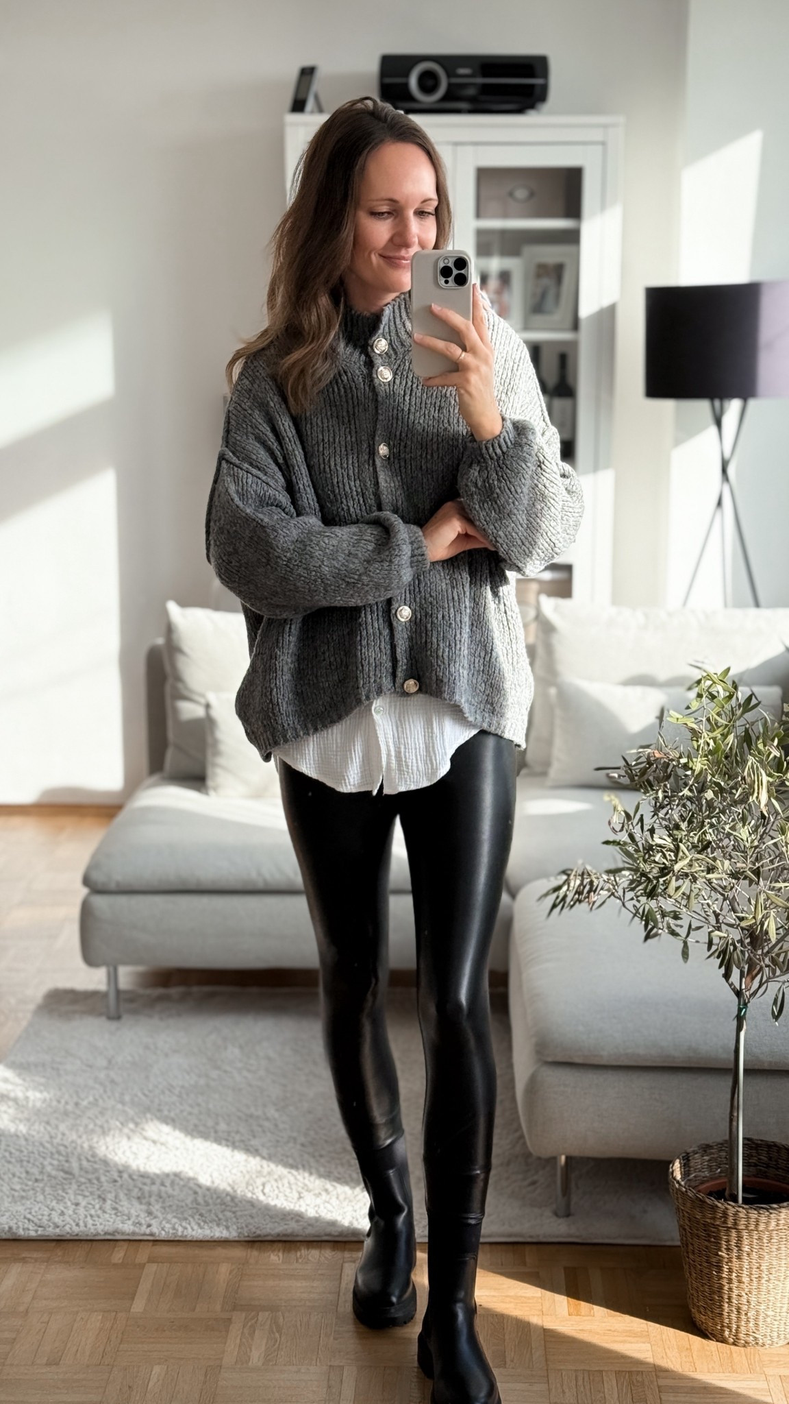 Mein Outfit von heute im Layering Look mit kuscheligen Cardigan, Longbluse und Lederleggings. 

#LTKdeutschland #LTKwinter #LTKFashionMonth