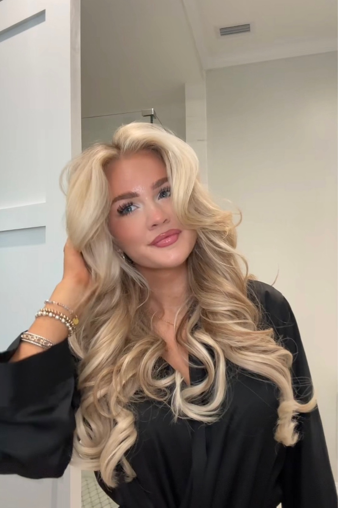 Robe + makeup links 🖤✨