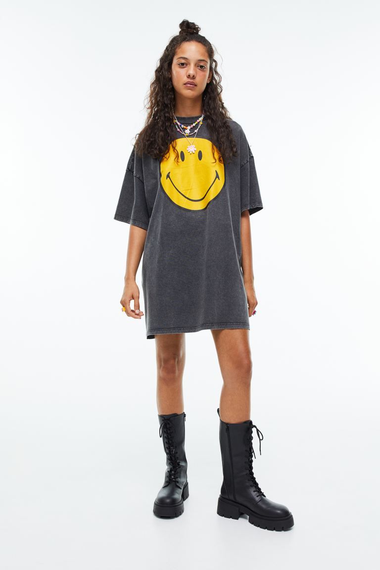 Smiley® x H&MNew ArrivalSmiley® x H&M. Een korte, rechte T-shirtjurk van zacht katoenen tricot ... | H&M (DE, AT, CH, NL, FI)