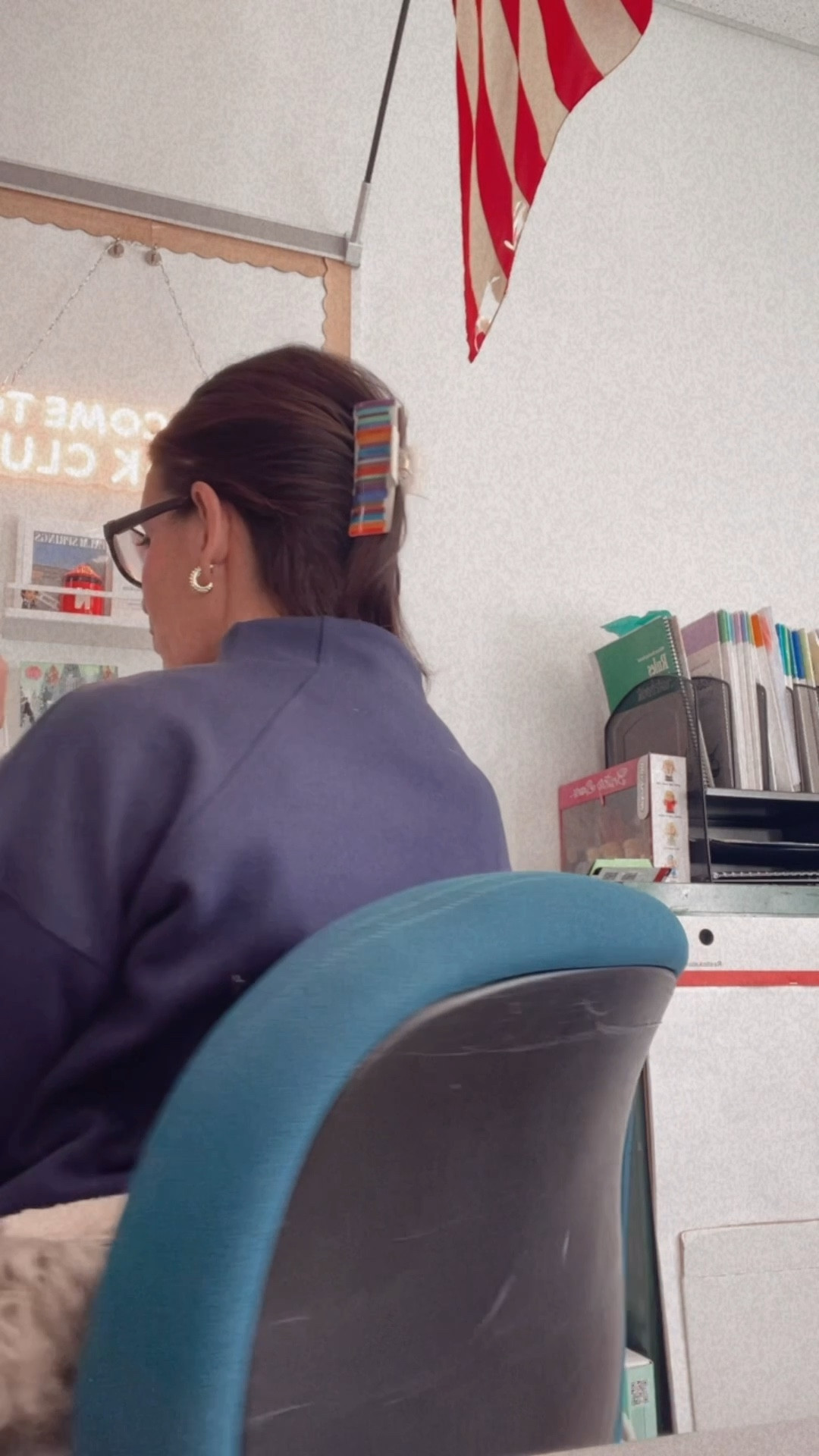 This Unique Vintage claw clip was the star of the day today! So many students complemented on it! One of my dearest students wants to get it for her twin sister for Christmas because she loves reading. I think this would be the perfect gift or stocking stuffer for the reader in your life.
🎁💁🏻‍♀️📚