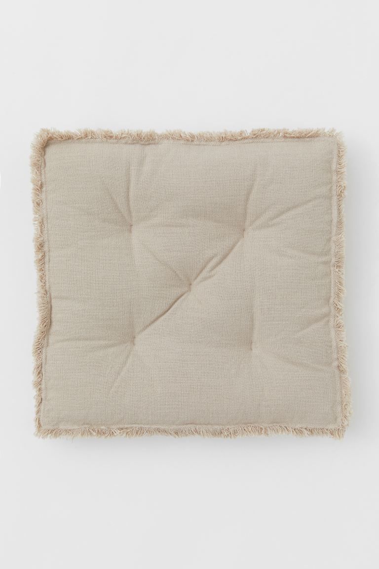 Padded seat cushion in thick, woven cotton fabric. Quilt knots to help retain shape and decorativ... | H&M (US + CA)