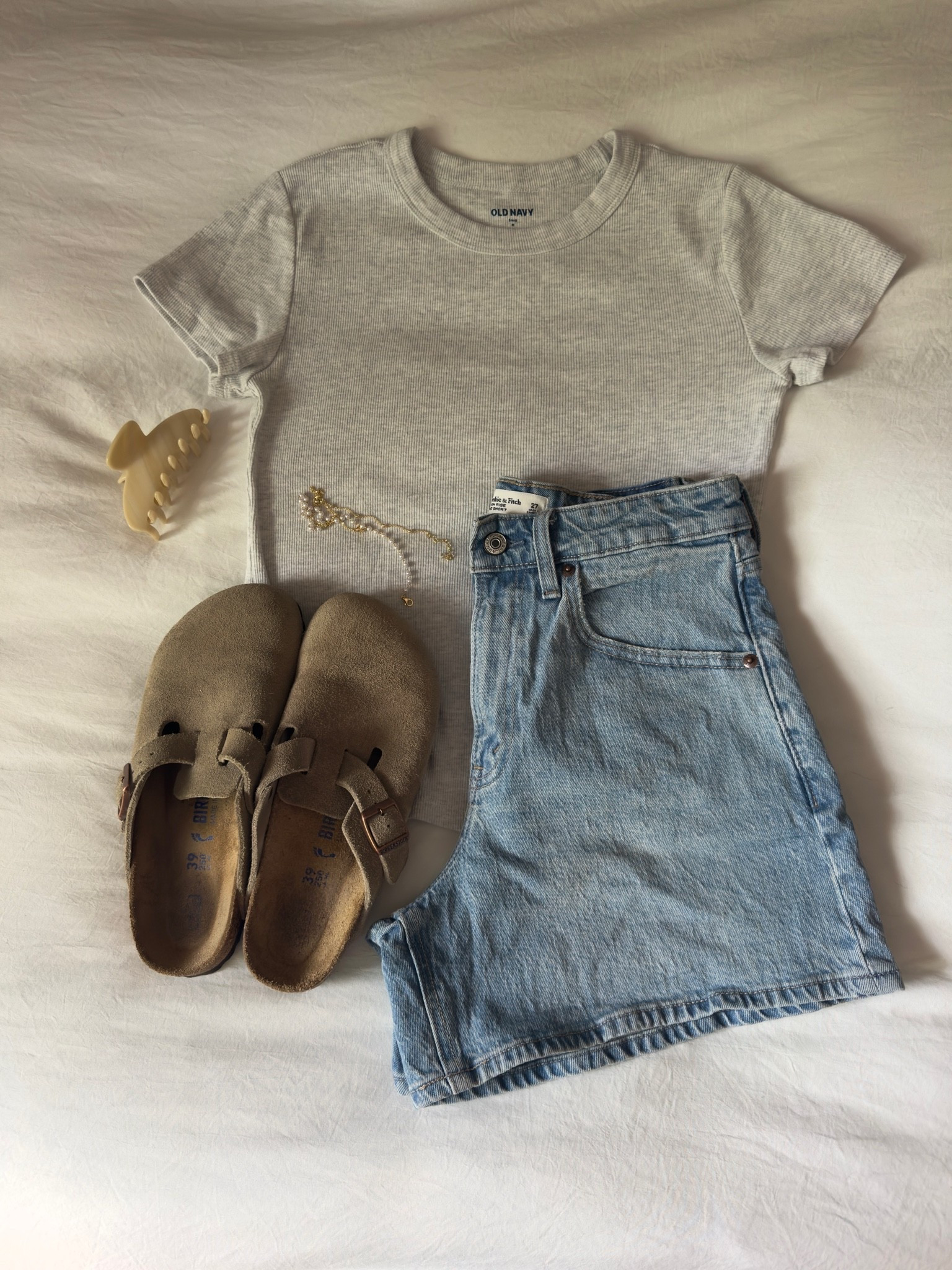 Basic tee + shorts 

#casualoutfits #outfitinspo #denimshorts #oldnavy #abercrombie