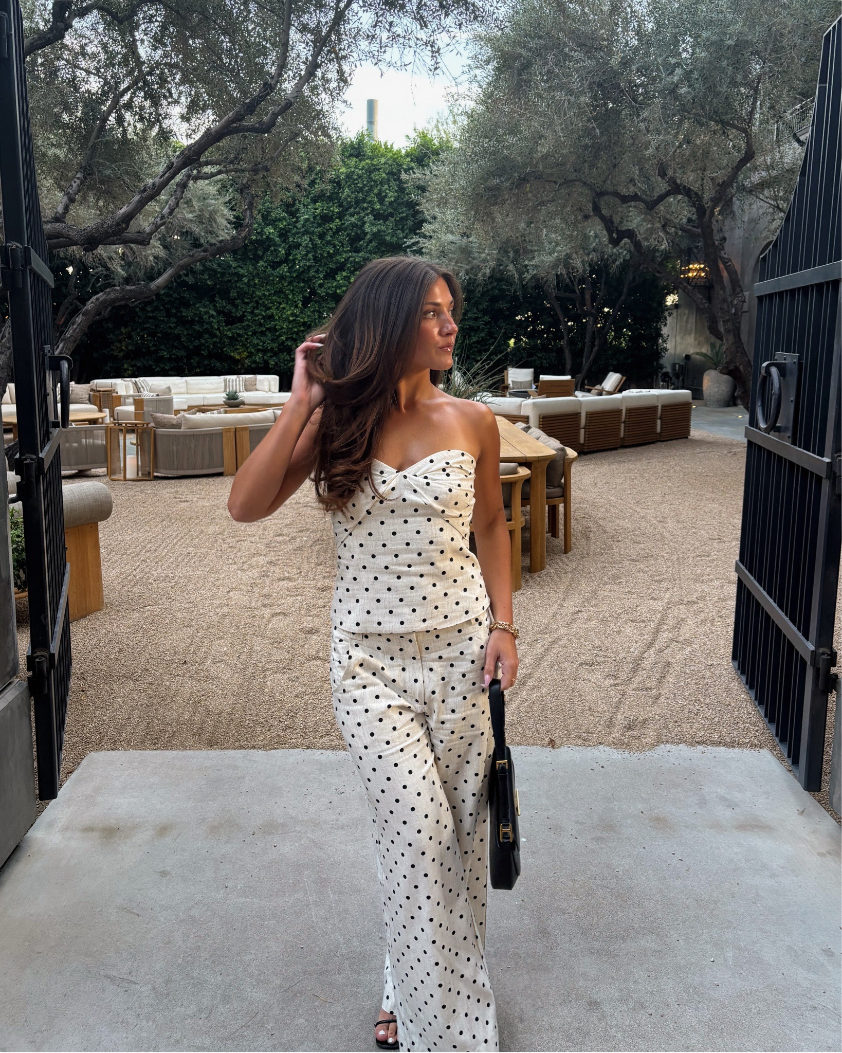 Top: https://rvlv.me/xz6pc8 
Pants: https://rvlv.me/e95nqc
#REVOLVE #AmandaUprichard

#LTKootd