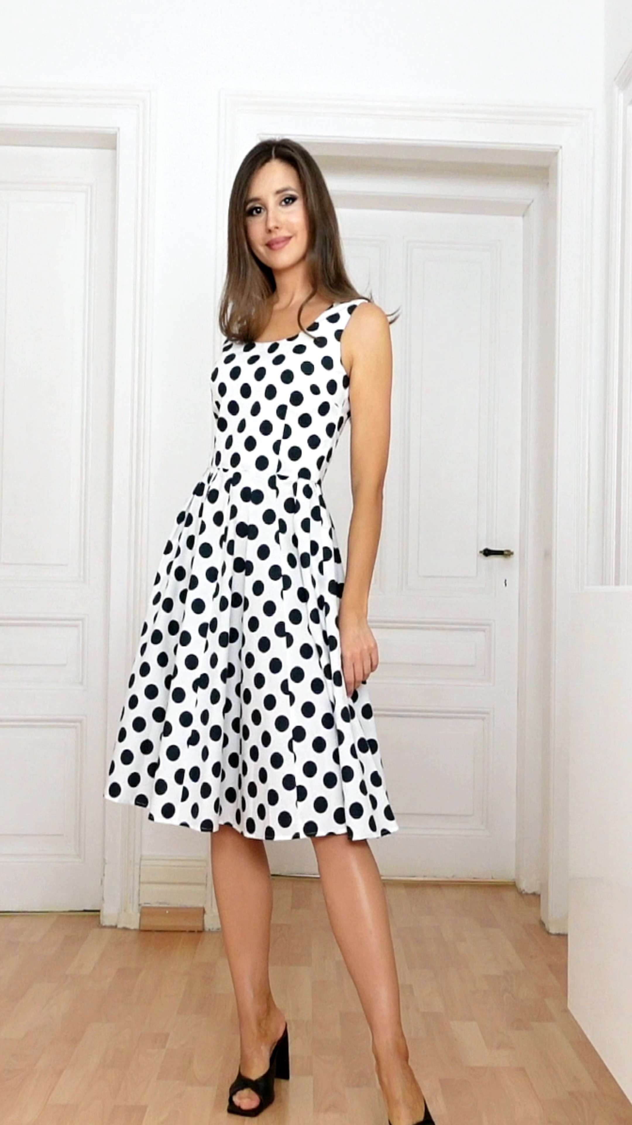 ✨ Polka Dots sind zurück – und wie! ✨
Ich trage hier ein Polka-Dot Kleid von Dolce & Gabbana und freue mich riesig, dass dieses zeitlose Muster gerade einer der größten Trends ist. Ich liebe es, wenn Klassiker wieder in den Vordergrund rücken und zu echten Fashion-Statements avancieren. 🤍⚫ 

 

#LTKdeutschland #LTKkleider #LTKstyletip