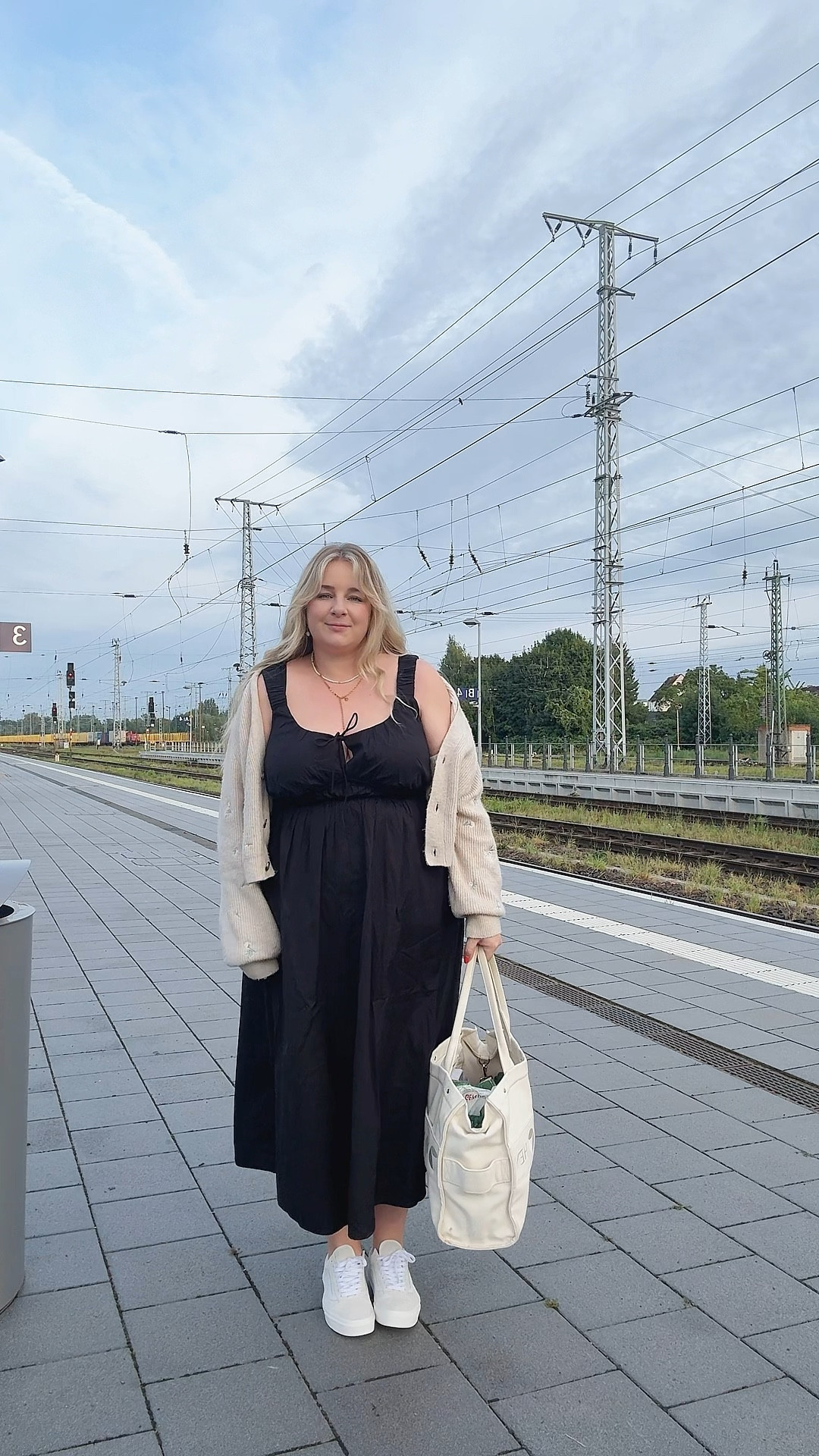 Travel Outfit ✨

Cardigan: Original von H&M - älter 
Tasche: Hey Marley 

#herbstoutfit #plussize

#LTKtravel #LTKstyletip #LTKplussize