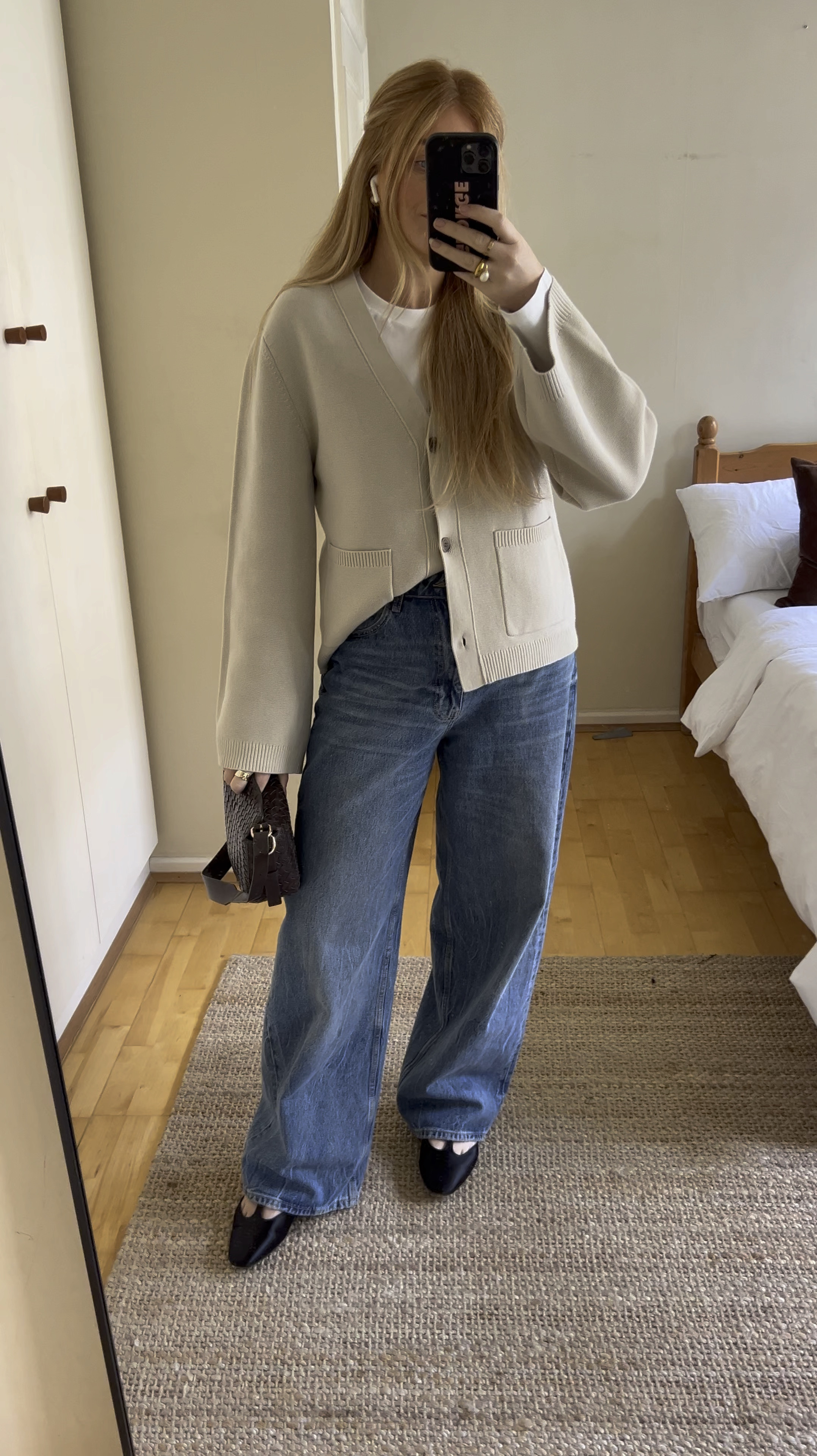 Transeasonal AW outfit

Jeans & shoes - zara
Bag - &otherstories 

#LTKshoes #LTKstyletip