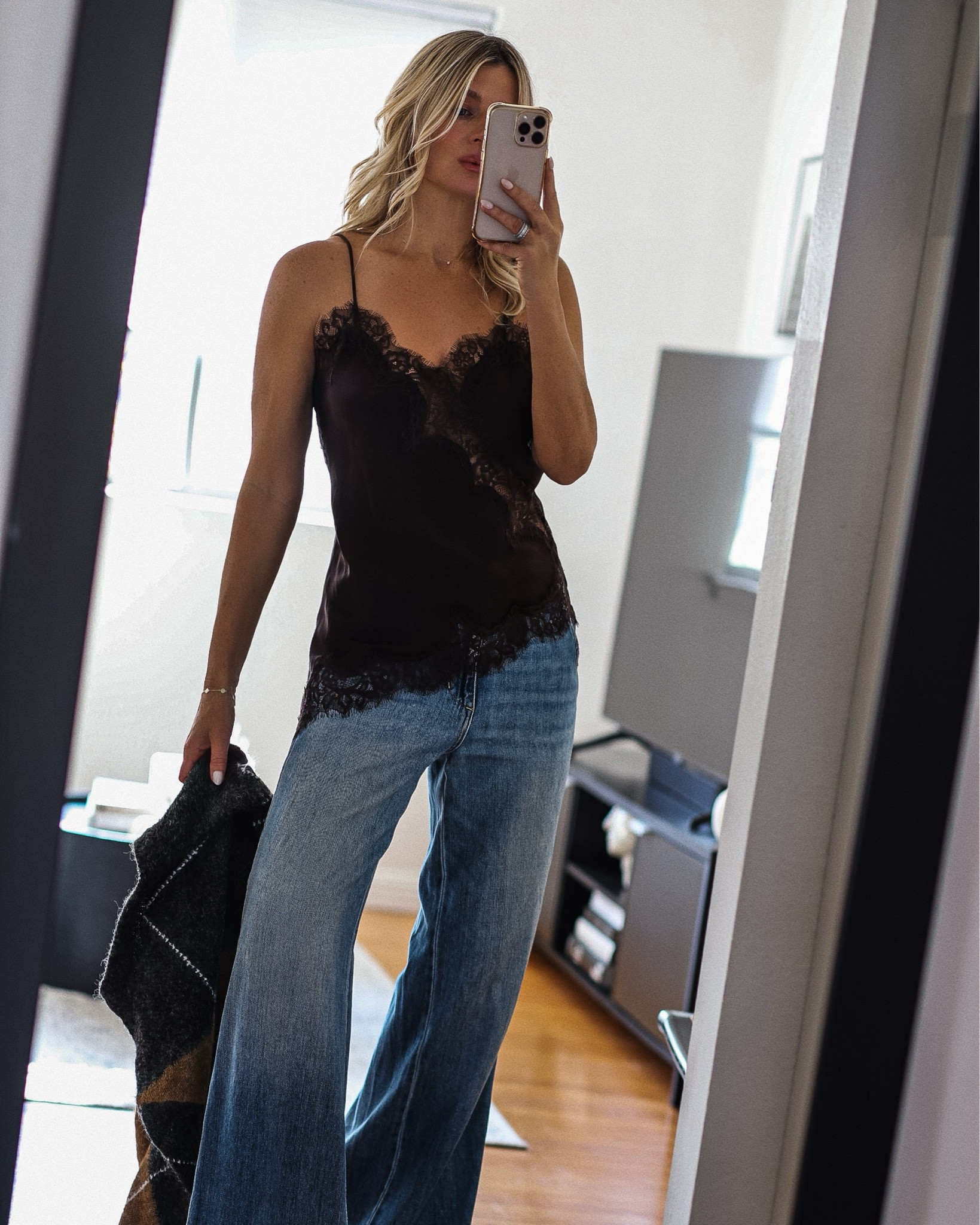 simple things 👌

#minimalstyle #minimalchic #winterstyle

NOTE: my Denim is AMO and they stopped making this style, my sweater is the same as tagged but last years version so the colors are different 🤌 

#LTKootd