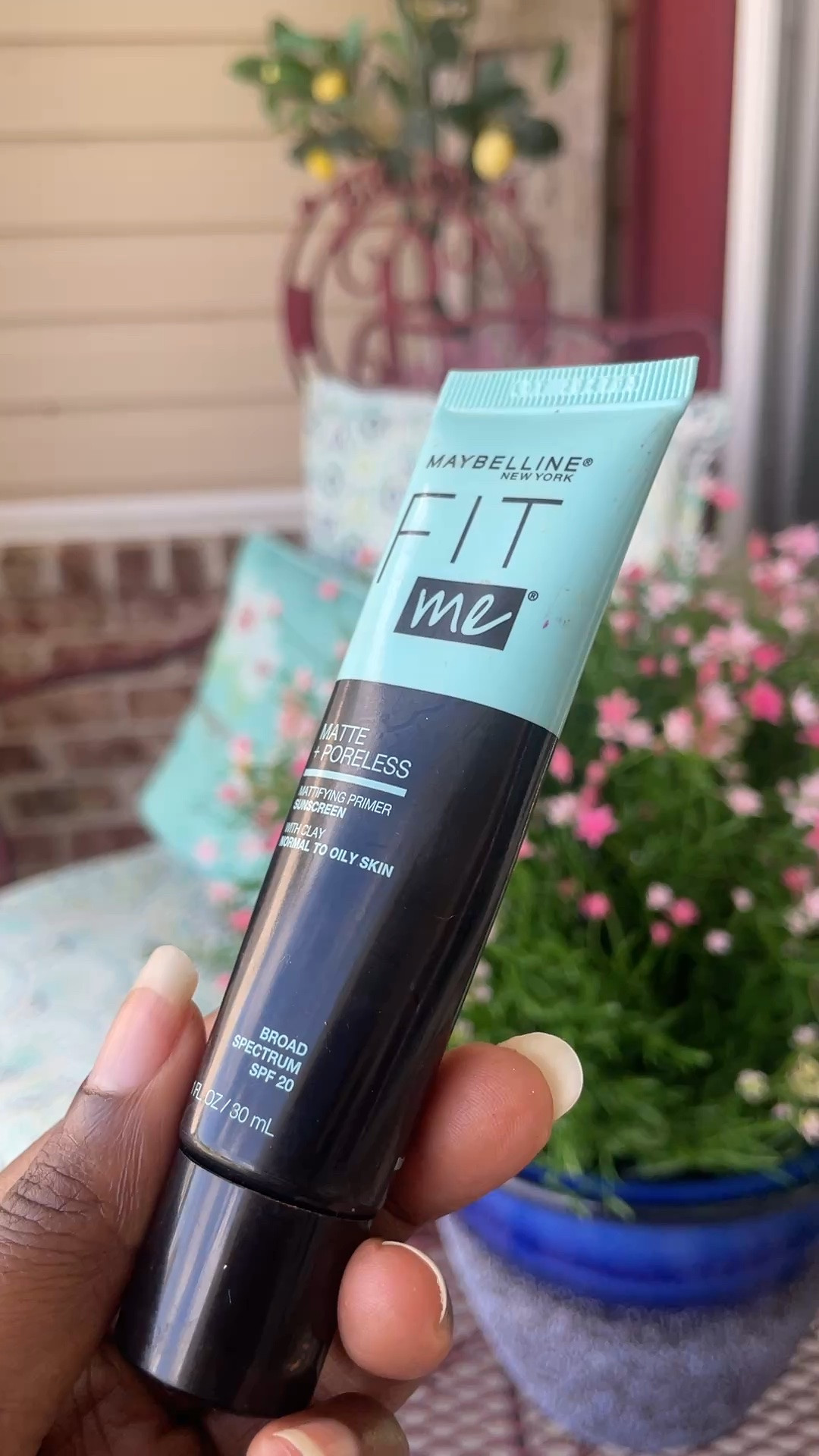 The best primer for those creasing eyes! No more creasing with this poreless primer !