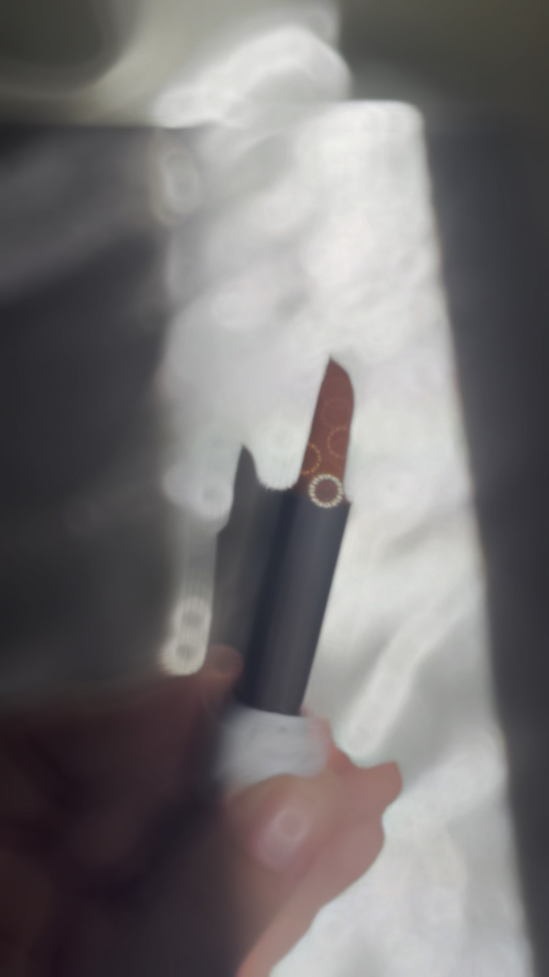 Os balms labiais com brilho MAC Fizzy Feels são produtos de edição limitada, da coleção de Holiday 2023 da MAC. Eles são formulados com uma textura leve e suave, e possuem uma fórmula com brilho perolado que reage ao pH dos lábios. 
 
Estão disponíveis em duas cores: 
 
Shiver Shimmy: um tom rosa malva, com brilho perolado azulado. 
Taste for Bubbles: um tom rosa mais claro, com brilho perolado dourado.                                                                               

Ambos os tons são translúcidos, e proporcionam um acabamento brilhante e hidratado aos lábios. Eles também possuem um aroma de vinho espumante, que é suave e agradável. 
 
Os balms labiais MAC Fizzy Feels são uma ótima opção para quem deseja lábios hidratados e com um toque de brilho.



#LTKbrasil #LTKHoliday