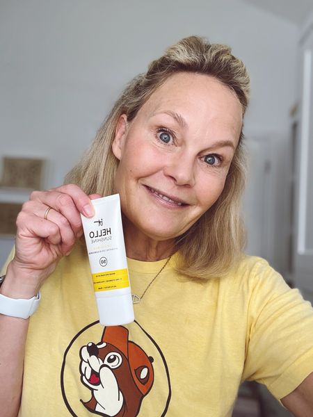Unboxing @itcosmetics Hello Sunshine ☀️ 3-in1 invisible SPF 50

✅It passed the no smell test 

✅it passed the no white cast test

✅it passed non- greasy and melts into skin test

Next up.. how does it last under my makeup 🤷🏼‍♀️ 
I will be back to let you know!


Get yours ☀️


#LTKBeauty #LTKOver40 #LTKFindsUnder50