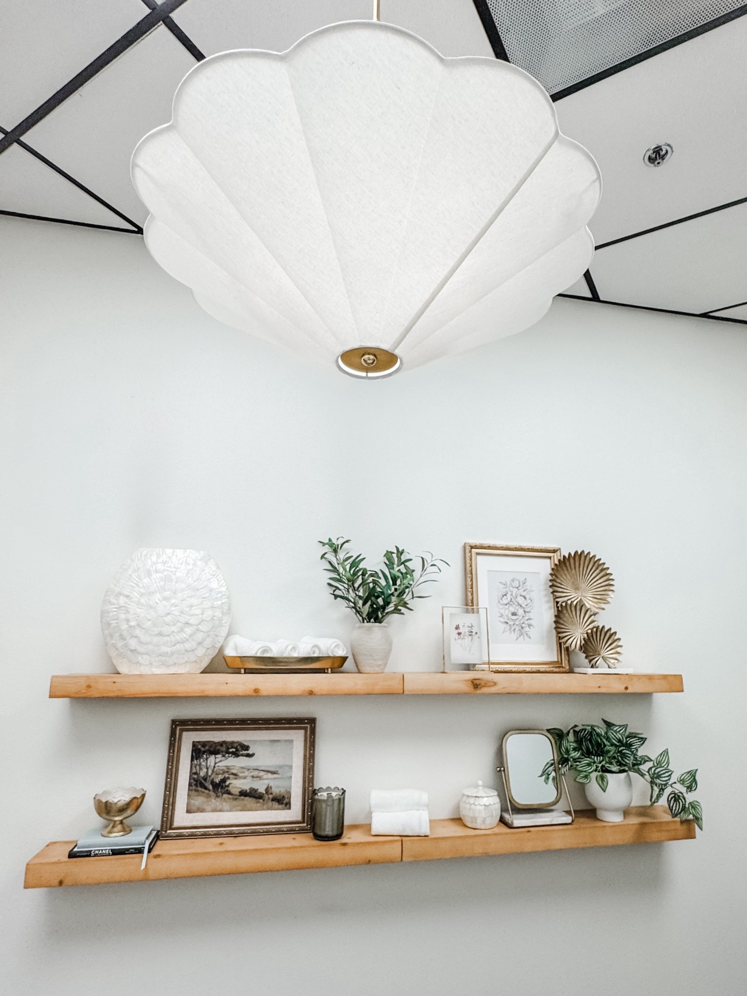 Shelf decor
Scallop shade chandelier
Scallop chandelier
Artificial olive stem arrangement
Faux greenery
Gold footed tray
Floating shelf


#LTKHome #LTKOver40