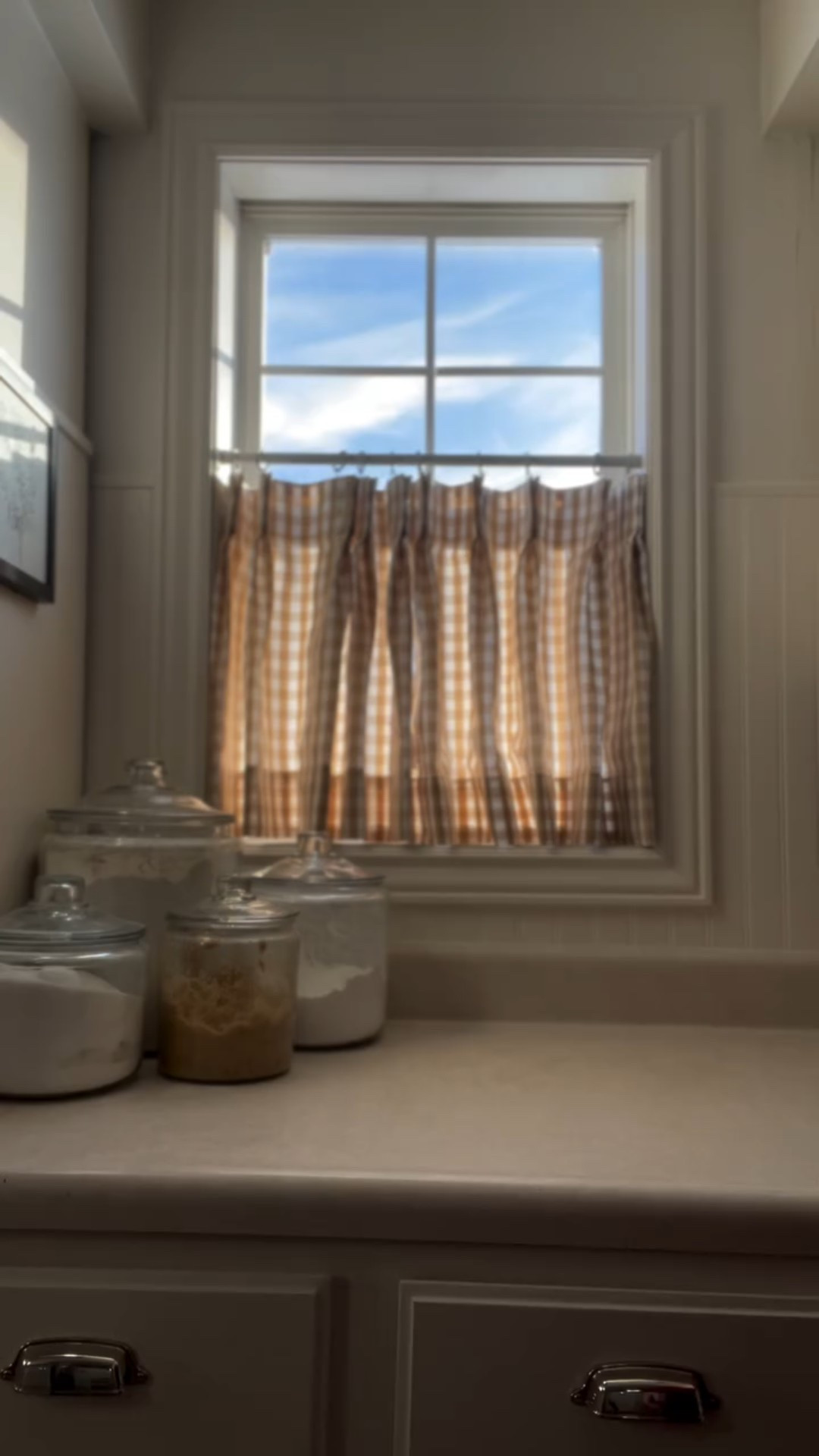 Morning light, a fresh cinnamon roll, and cafe curtains that make the whole kitchen feel finished ☕️🤍

This little ritual has quickly become my favorite part of the day. Opening the curtains, adding something green, lighting a candle, and letting the kitchen feel calm and cared for.

So excited to finally share that these cafe curtains are part of a special collab with @twopageshome #twopageshome