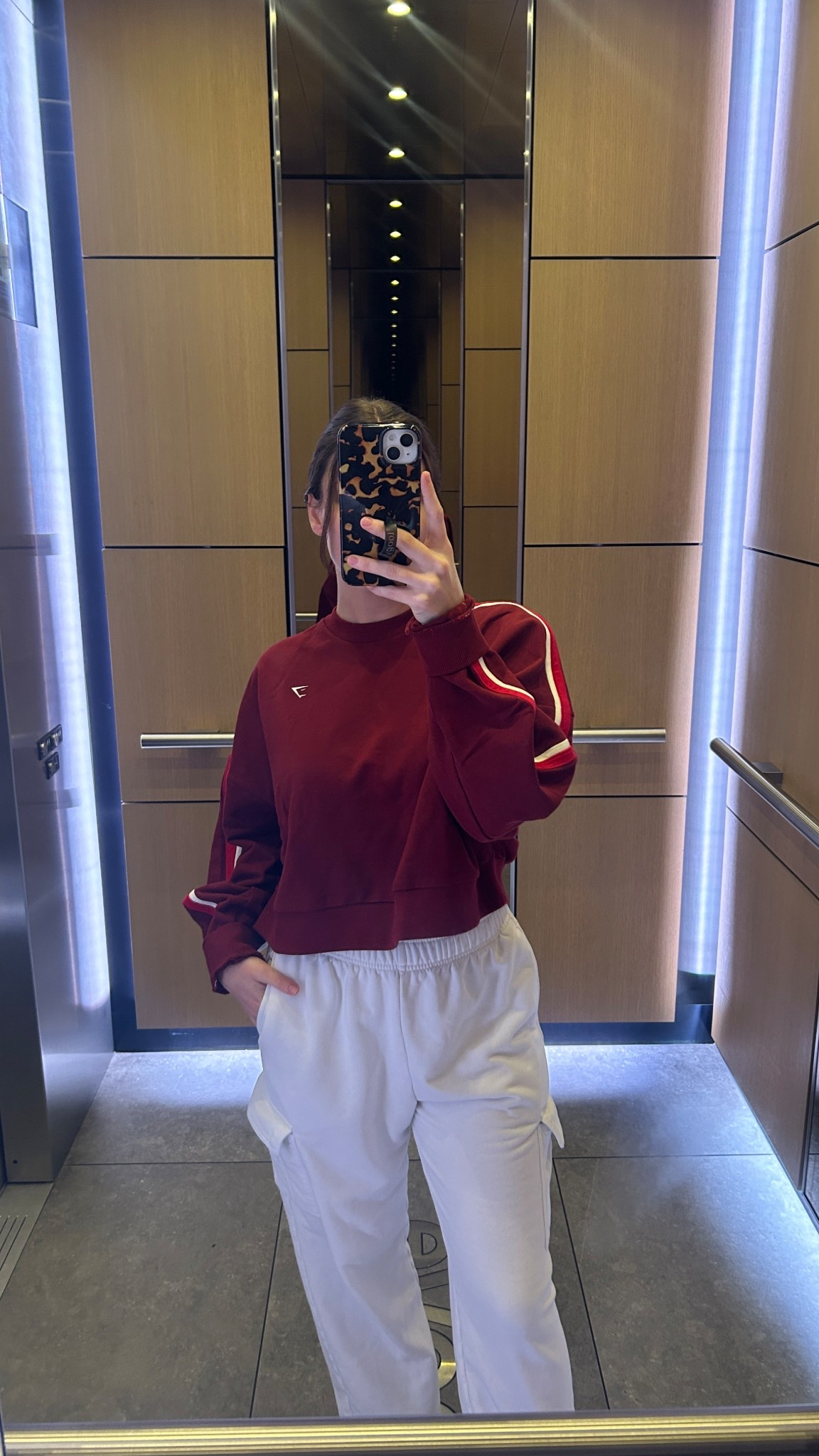 #gymshark #loungewear #lazydayoutfit #croppedsweatshirt #sweatpants 

#LTKootd
