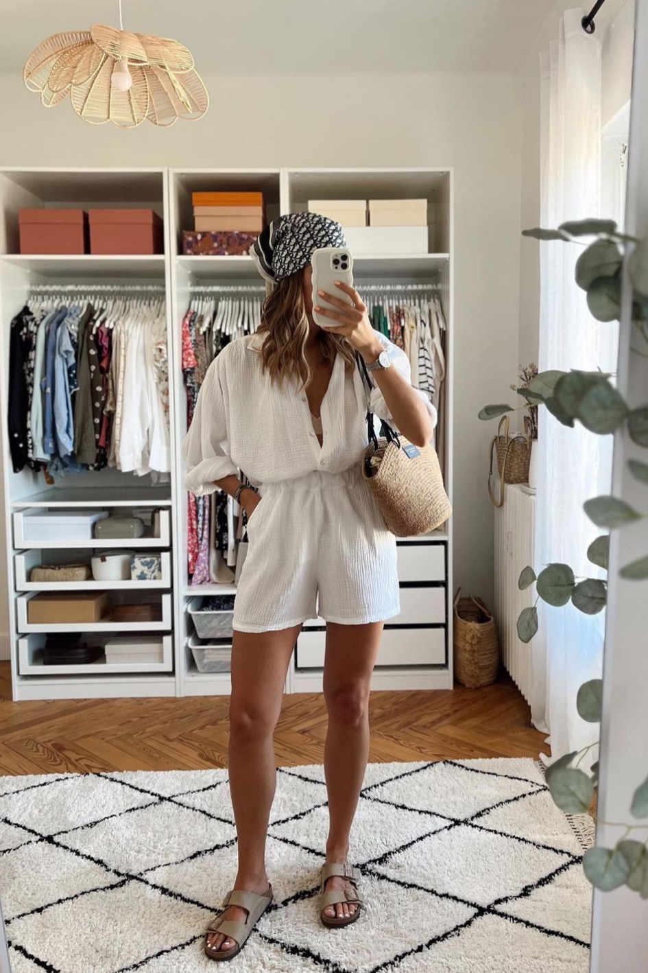 ensemble 2 pièces en coton short long en coton blanc blouse chemisier blanc manche longue en coton panier Sézane détails cuir noir Birkenstock couleur taupe foulard cheveux à motif 

#LTKitbag #LTKSeasonal #LTKstyletip