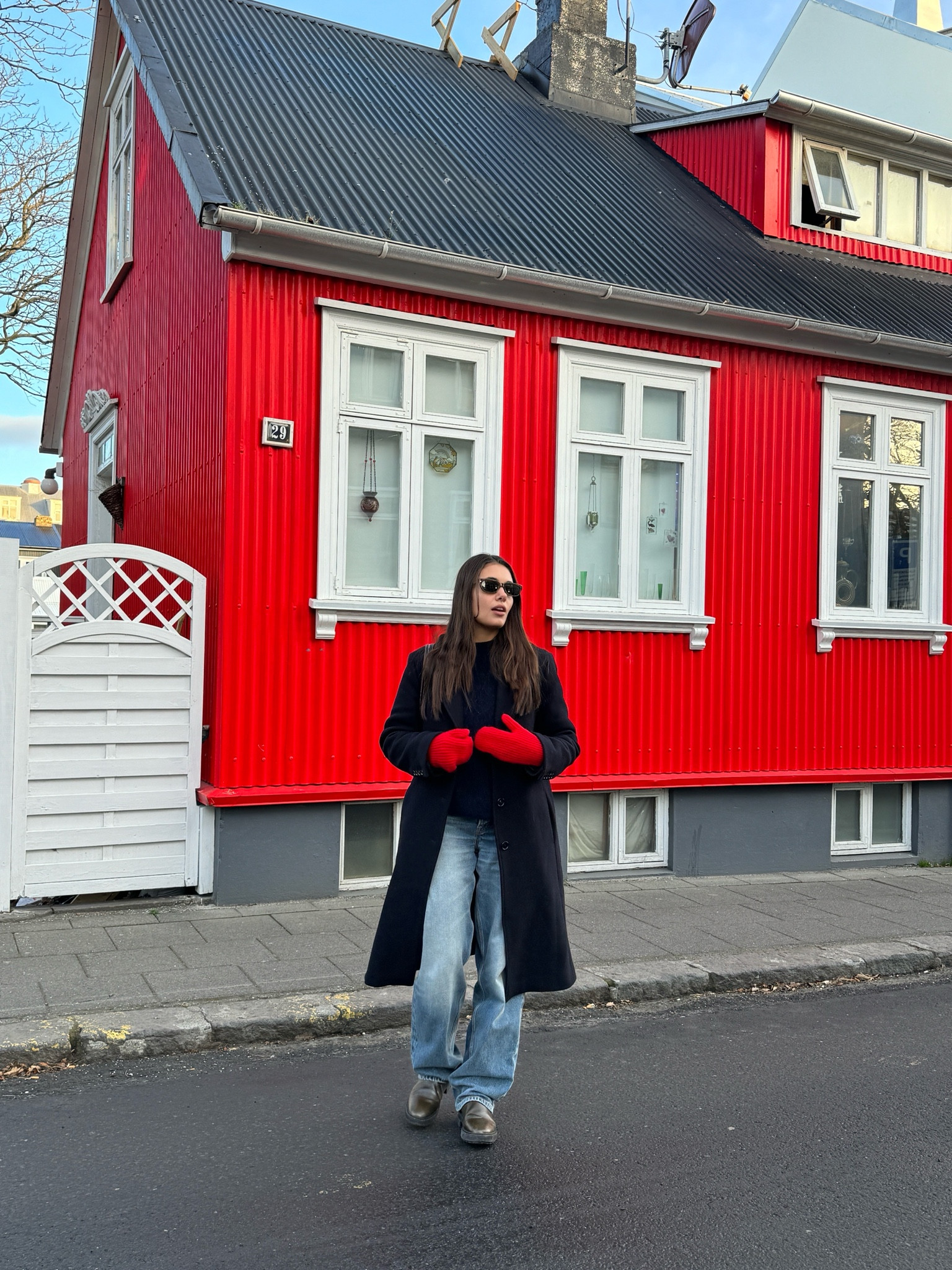 ❤️

outfit inspiration, fall outfit, COS, Sezane, knitted cashmere gloves, & Other stories, navy sweater, closed jeans, Prada sunglasses, navy wool coat, Nederland.

#LTKSeasonal #LTKstyletip #LTKeurope