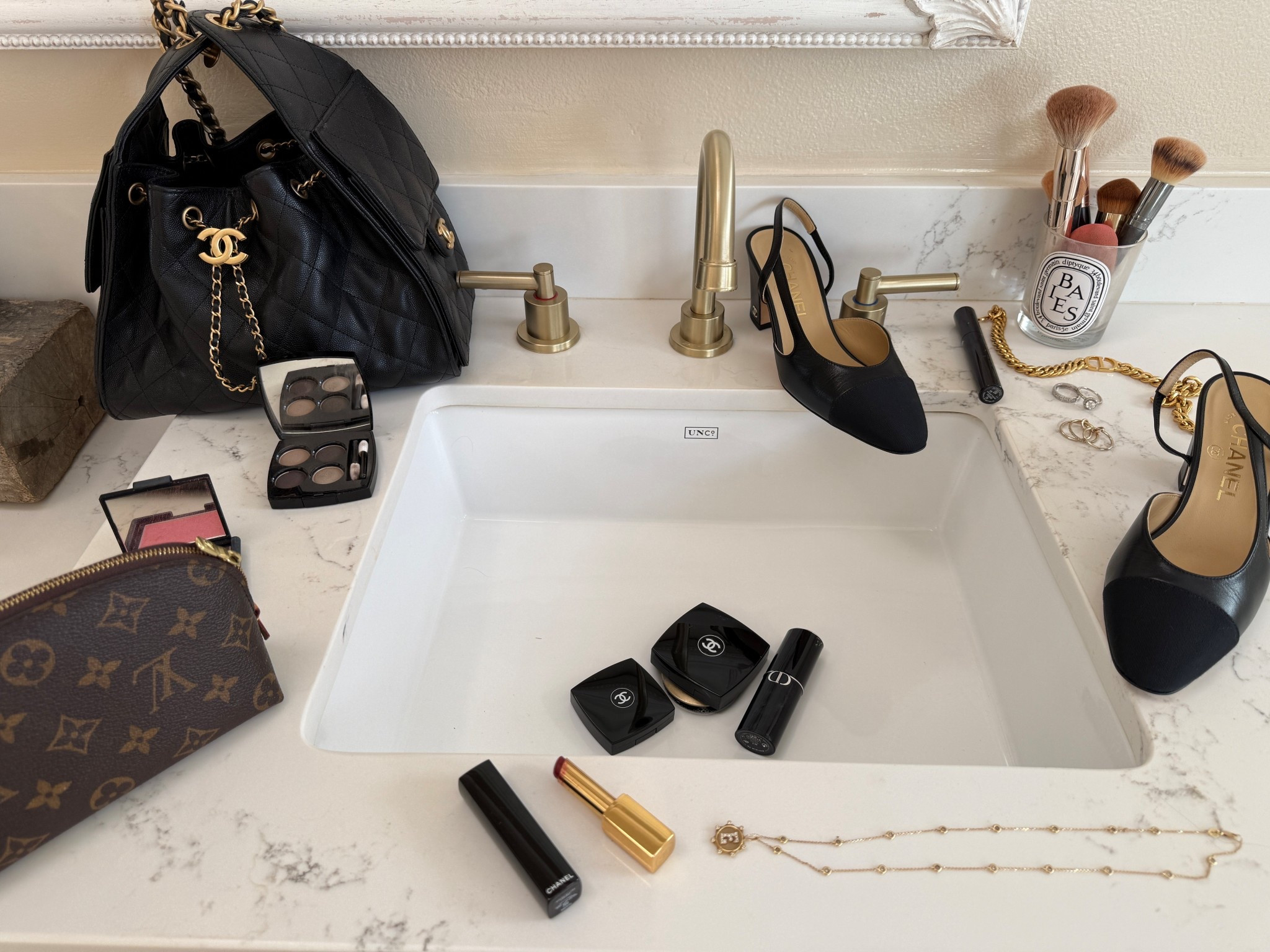 Happy makeup Monday!! Loving these Chanel beauty goodies! 