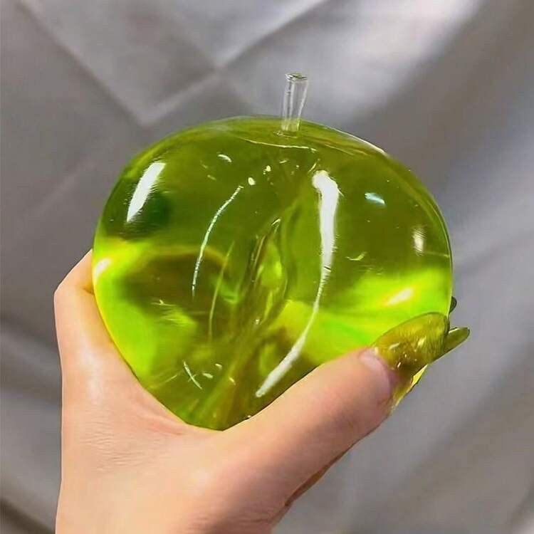 This Crystal Apple Features Soft Hues, An Ultra-Thin Skin, And A Smooth, Soft Texture. It Functions As Both A Squeezeable Stress-Relieving Ball And A Tactile Sensory Toy. Perfect For Displaying On A Desk, It Also Makes An Excellent Stress-Relieving Office Gift. | SHEIN