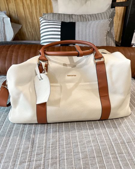 Love this weekender bag! Perfect for over night stays! The quality and functionality is so good. I love the pocket space inside and out! 
