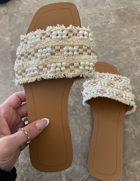 Super cute sandals for under $30!! I love how you can dress them up or down and they would be great to wear on a beach vacay💕🐚 I recommend sizing up 1/2!!