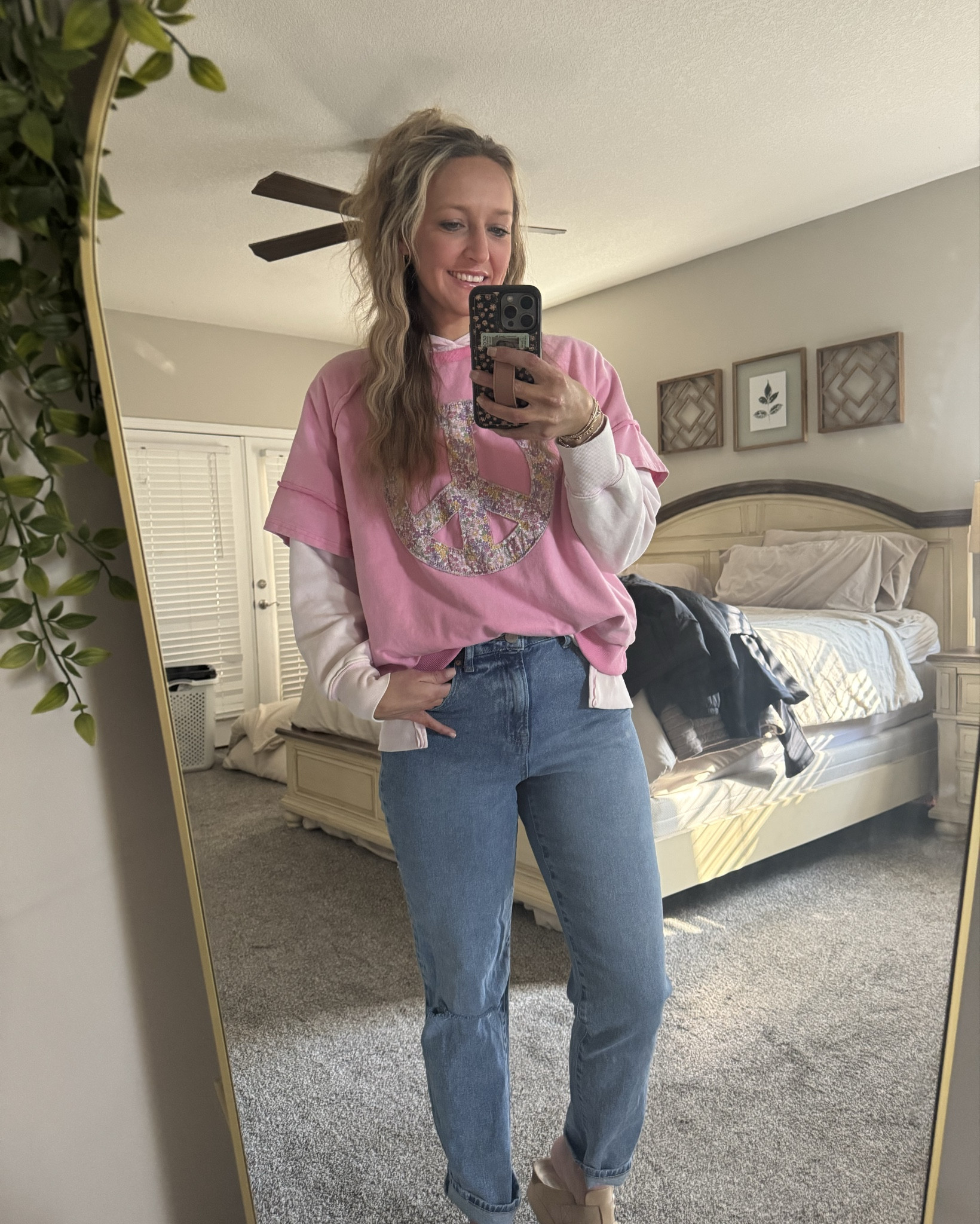 Style tip of the day. Layer your sweatshirts and hoodies💕 I am absolutely loving this outfit today. Bonus points for it being comfortable as well as cute. 
#whiskeydarling #layeringtips #saturdayoutfits #comfyoutfitideas #lazybutcuteoutfits


#LTKFindsUnder50 #LTKStyleTip #LTKSaleAlert