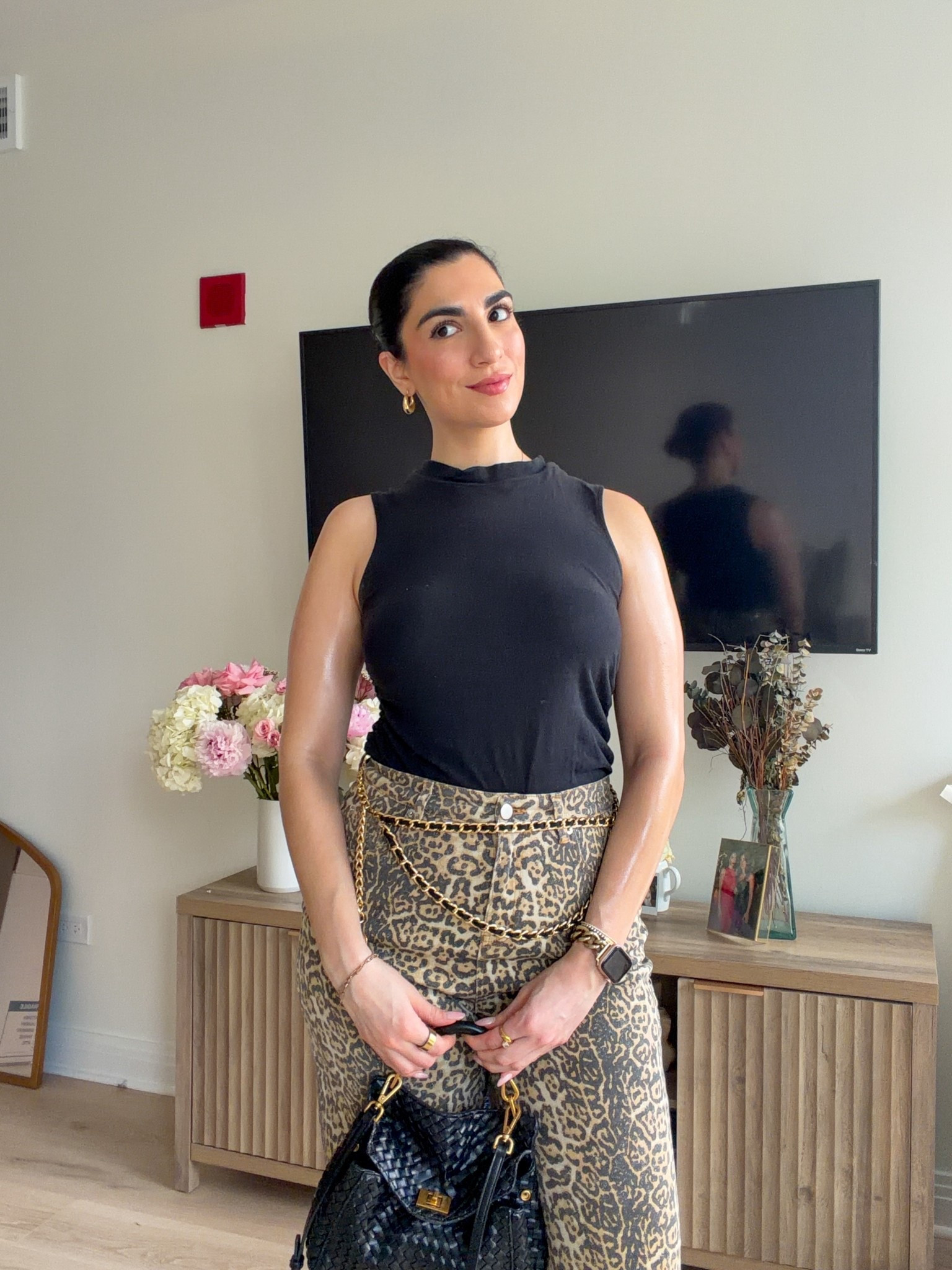 Leopard print jeans
Chain belt
Flip flop heels
Black mock neck 